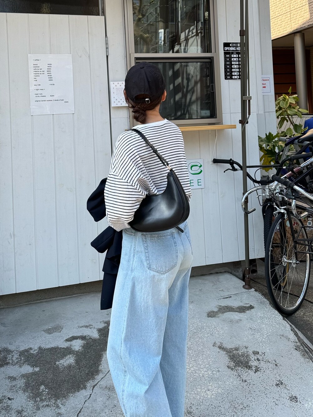 「お出かけコーデ、シアートップス、シンプルコーデ、デニム、スニーカー、大人カジュアル、休日スタイル、キャップ、ボーダー、ボーダートップス、春コーデ、春服、カジュアルコーデ、骨格ウェーブ、ラクチンコーデ」｜「fredy emueのシアーボーダーロンT（Tシャツ/カットソー、ブルー系）」を使った、kurikiさん（レディース・160cm）の春コーディネートの3枚目の写真