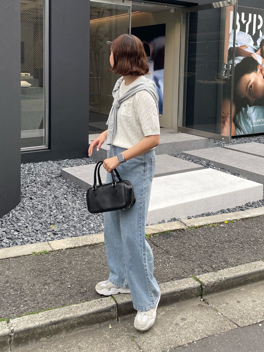 「春めき満開コーデ、春色、韓国ファッション、休日スタイル、デートコーデ、スニーカー、お出かけコーデ、大人カジュアル、大人ファッション、着回しコーデ、パンツスタイル、春カラー、春、ケーブルニット、夏コーデ」｜「fredy emueのFR刺繍ケーブル柄ポケ付きプルオーバー（ニット/セーター、ホワイト系）」を使った、kurikiさん（レディース・160cm）の春コーディネートの6枚目の写真