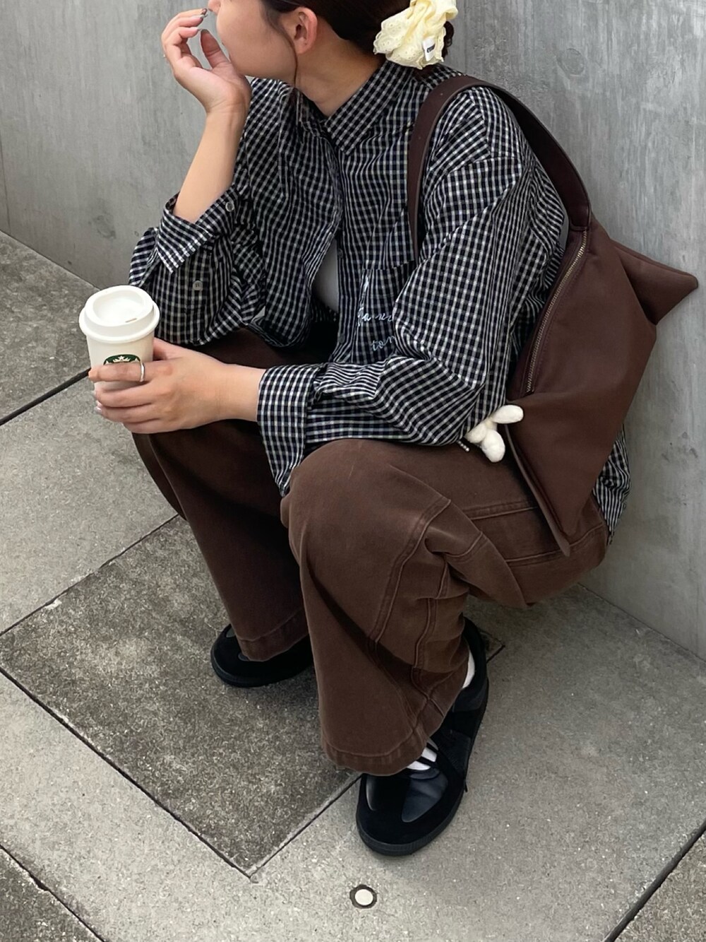 ブラック系のシャツ/ブラウス、ブラウン系のショルダーバッグを着用したレディースの秋コーディネートの5枚目の写真