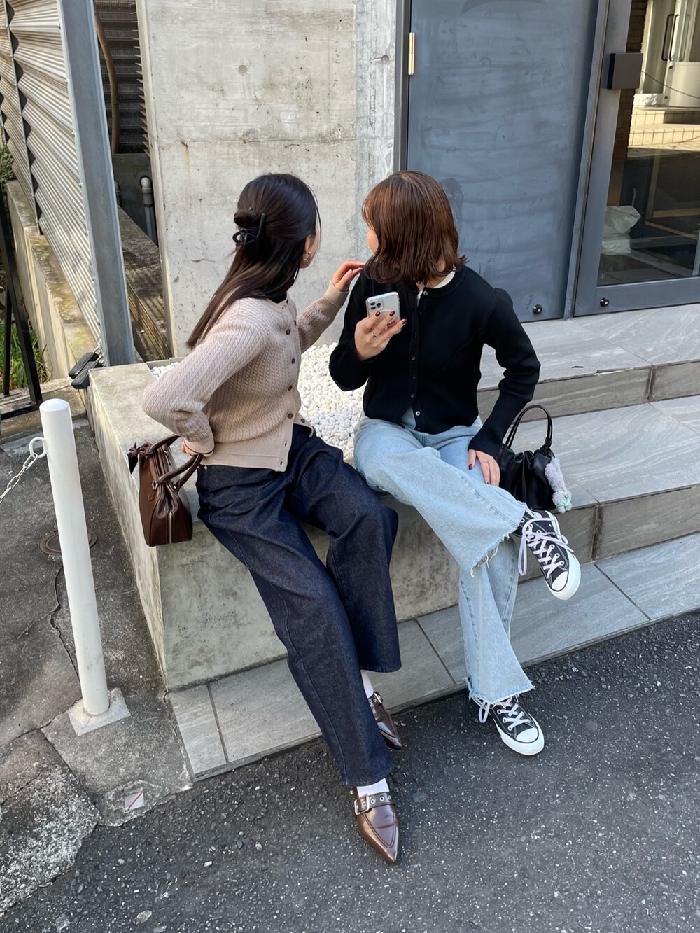「パンツコーデ、シンプル、オトナカジュアル、春先取り、大人コーデ、休日スタイル、モノトーン、デニムコーデ、ootd、ニットカーディガン、デニム、デニムパンツ、カーディガンコーデ、カーディガン、春コーデ」｜「fredy emueのカットオフセミフレアデニムパンツ（デニムパンツ、ブルー系）」を使った、kurikiさん（レディース・160cm）の冬コーディネートの5枚目の写真