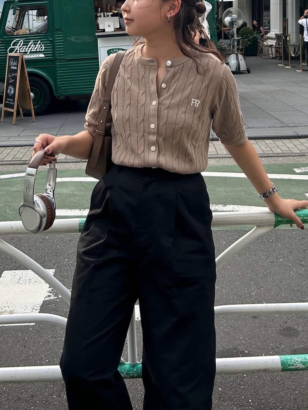 「お出かけコーデ、秋服準備はじめました、ブラウン、デートコーデ、オトナカジュアル、カーディガン、チノパン、スニーカー、トラッド、シンプルコーデ、ケーブルニット、秋コーデ、秋服、カジュアルコーデ、パンツスタイル」|「fredy emueのデニム / チノタックパンツ(チノパンツ、ブラック系)」を使った、kurikiさん(レディース・160cm)の夏コーディネートの2枚目の写真