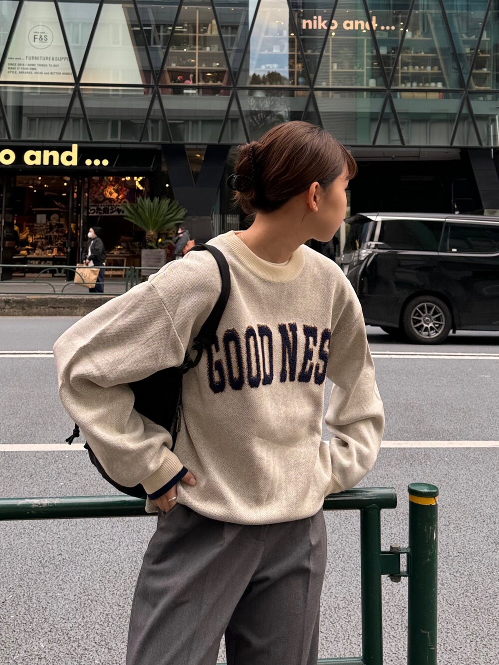 グレー系のその他パンツ、ホワイト系のニット/セーター、ブラック系のショルダーバッグを着用したレディースの冬コーディネートの2枚目の写真