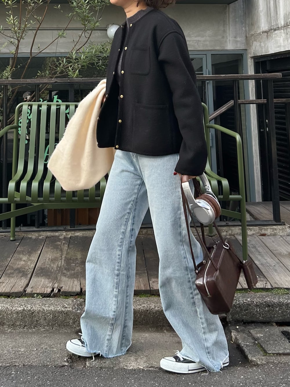 「冬アウター、オトナカジュアル、お出かけコーデ、大人可愛い、お正月・初詣コーデ、シンプルコーデ、冬服コーデ、オトナカワイイ、シンプル、マイベストコーデ2024、デニムコーデ、冬服、スニーカーコーデ、骨格ウェーブ、着回しコーデ」|「fredy emueのカットオフセミフレアデニムパンツ(デニムパンツ、ブルー系)」を使った、kurikiさん(レディース・160cm)の冬コーディネートの4枚目の写真