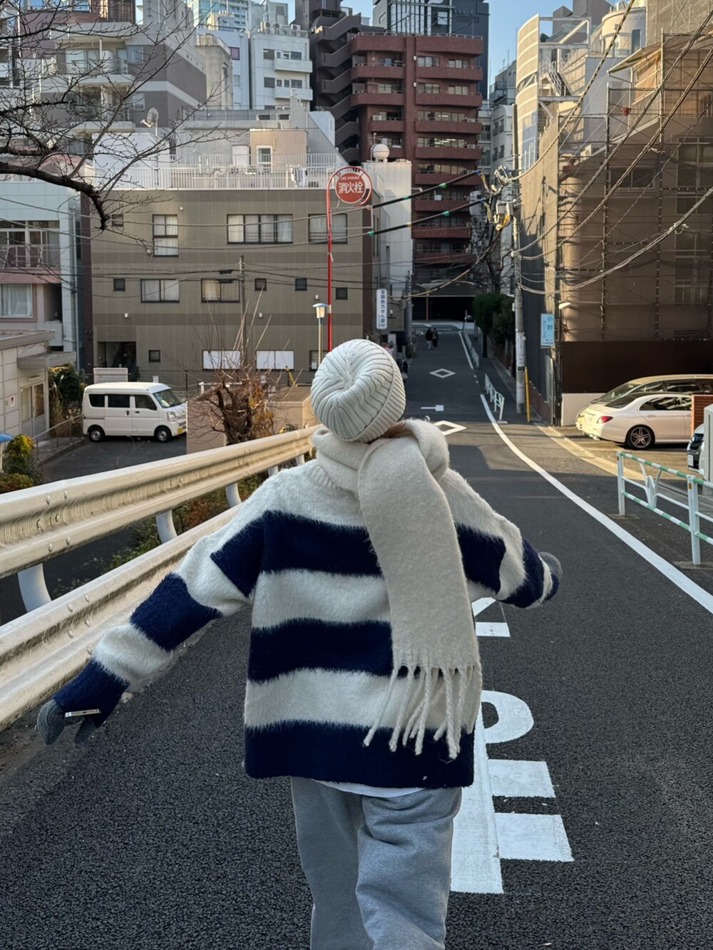 グレー系のスウェットパンツ、ホワイト系のマフラーを着用したレディースの冬コーディネートの4枚目の写真