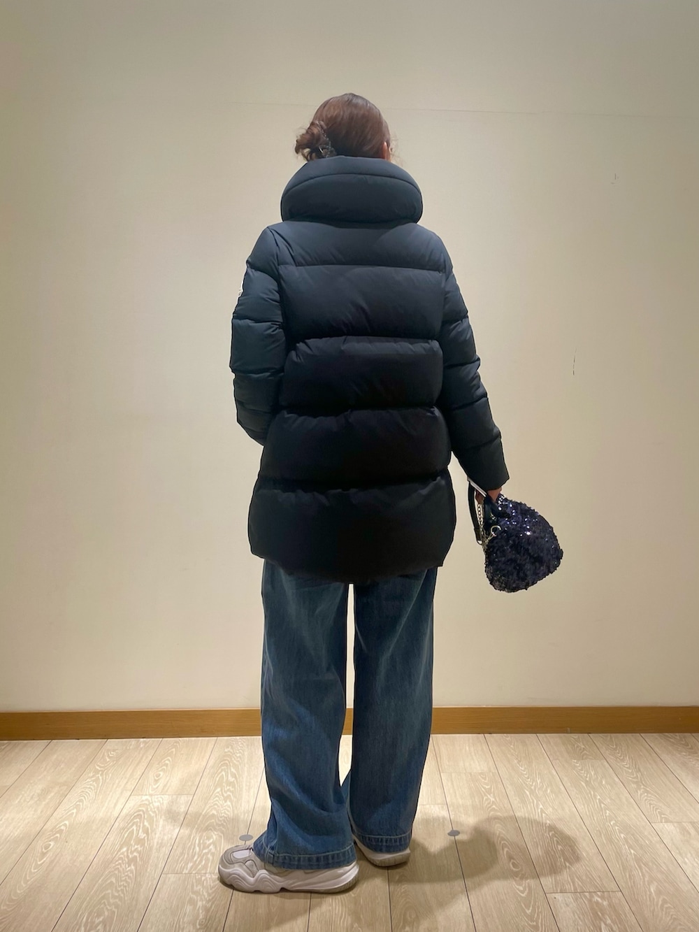 「ダウン、デニム、秋冬コーデ、シンプルコーデ、シンプル、アウター、ダウンコート、PYRENEX、冬コーデ、韓国ファッション、スニーカー、おでかけコーデ、休日スタイル、着回しコーデ、デニムコーデ」｜「Pyrenexの【PYRENEX/ピレネックス】ELAURA 2（ダウンジャケット/コート、ブラック系）」を使った、kurikiさん（レディース・160cm）の秋コーディネートの2枚目の写真