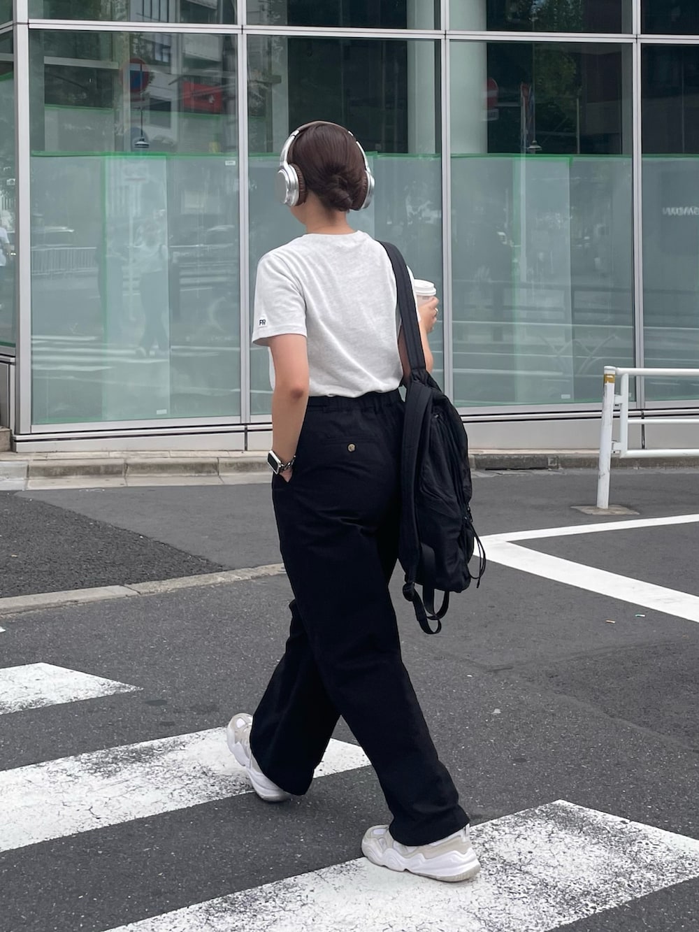 「お出かけコーデ、アツいコーデ全部見せ、秋服準備はじめました、スニーカー、チノパン、Tシャツ、モノトーン、シンプルコーデ、シンプル、秋服、スポーツミックス、カジュアルコーデ、リュック」｜「fredy emueのデニム / チノタックパンツ（チノパンツ、ブラック系）」を使った、kurikiさん（レディース・160cm）の夏コーディネートの2枚目の写真