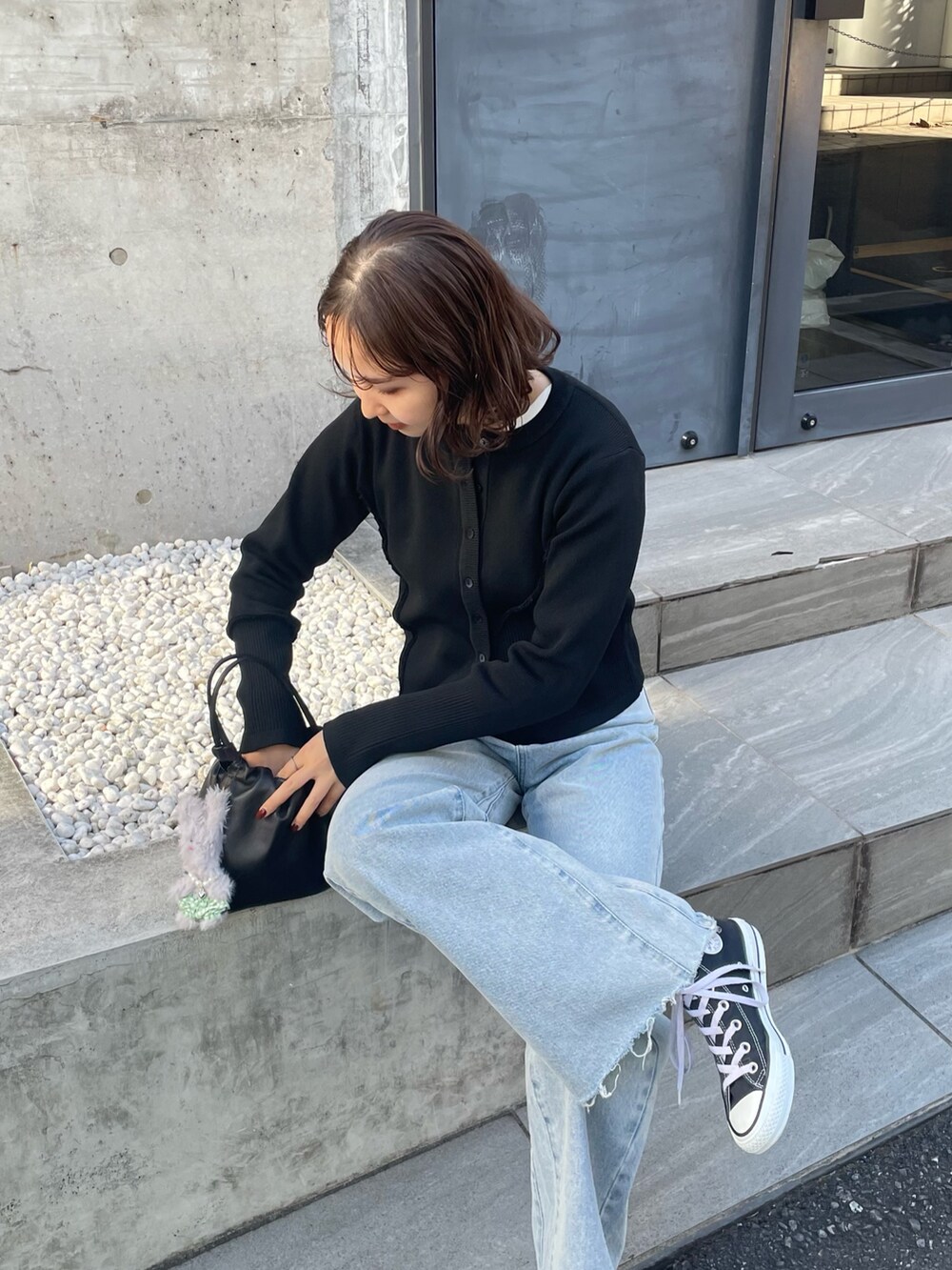 「パンツコーデ、シンプル、オトナカジュアル、春先取り、大人コーデ、休日スタイル、モノトーン、デニムコーデ、ootd、ニットカーディガン、デニム、デニムパンツ、カーディガンコーデ、カーディガン、春コーデ」｜「fredy emueのカットオフセミフレアデニムパンツ（デニムパンツ、ブルー系）」を使った、kurikiさん（レディース・160cm）の冬コーディネートの3枚目の写真