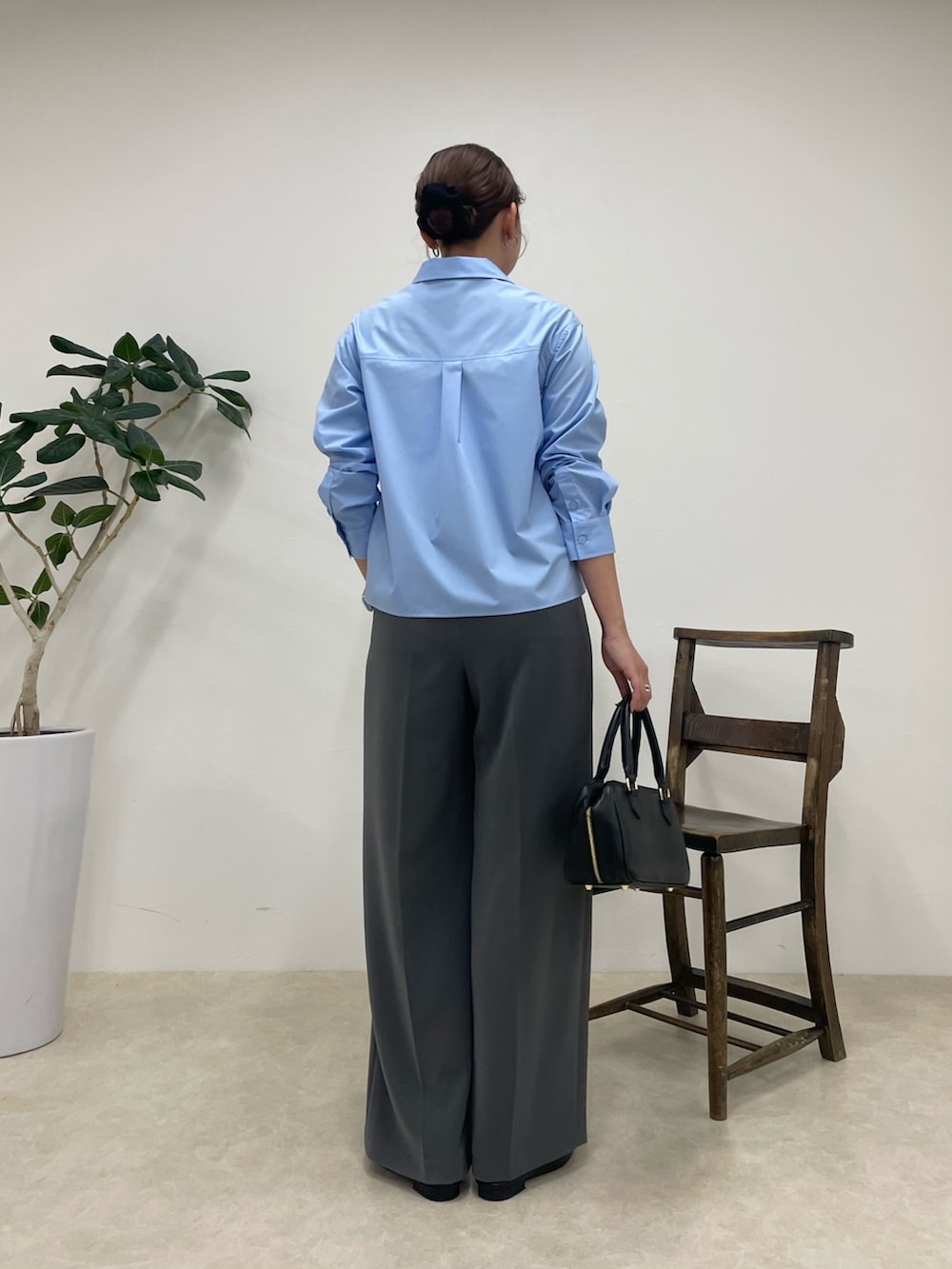 「シャツスタイル、韓国ファッション、きれいめカジュアル、オトナ女子、パンツコーデ、大人コーデ、秋のコーデ、キレイめコーデ、きれいめコーデ、お仕事コーデ、オフィススタイル、秋コーデ、秋服準備はじめました、秋先取りコーデ、オフィスカジュアル」｜「fredy emueの【人気商品の新型】とろみwarmタックスラックス（スラックス、グレー系）」を使った、kurikiさん（レディース・160cm）の夏コーディネートの5枚目の写真