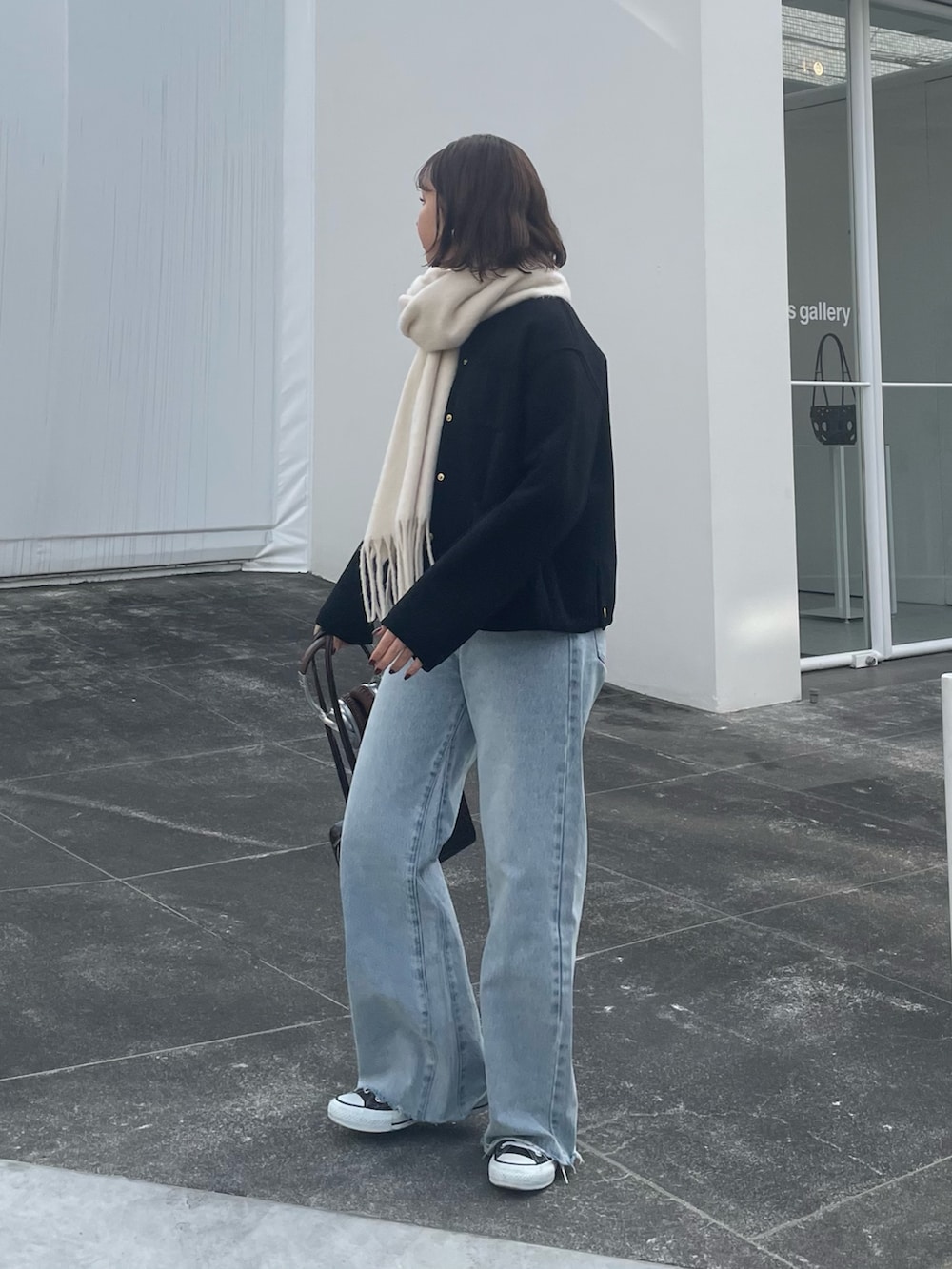 「冬アウター、オトナカジュアル、お出かけコーデ、大人可愛い、お正月・初詣コーデ、シンプルコーデ、冬服コーデ、オトナカワイイ、シンプル、マイベストコーデ2024、デニムコーデ、冬服、スニーカーコーデ、骨格ウェーブ、着回しコーデ」|「fredy emueのカットオフセミフレアデニムパンツ(デニムパンツ、ブルー系)」を使った、kurikiさん(レディース・160cm)の冬コーディネートの3枚目の写真