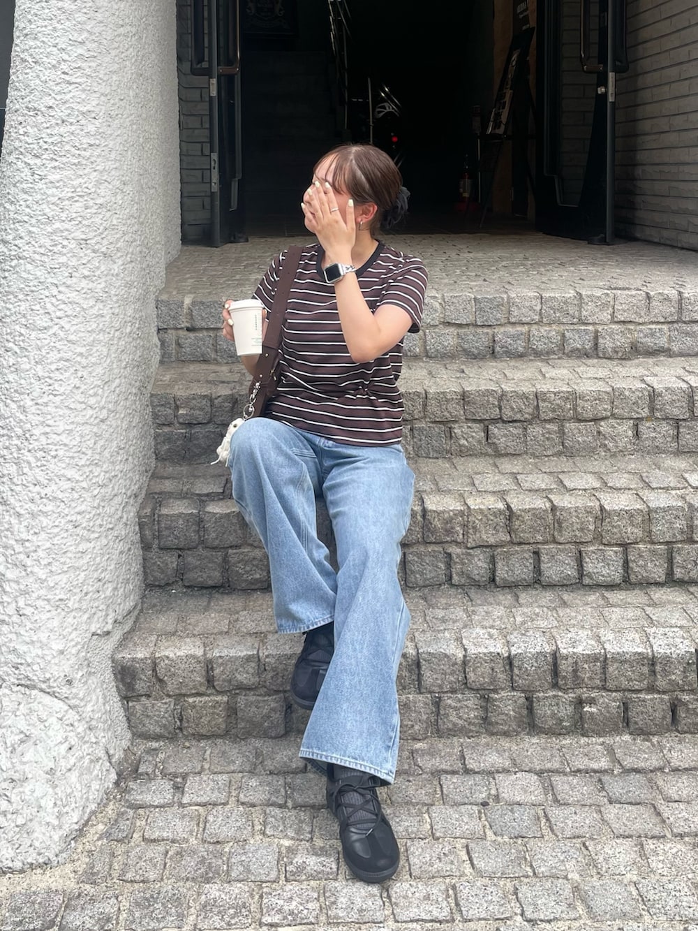 ベージュ系のTシャツ/カットソー、ブラック系のスニーカーを着用したレディースの夏コーディネートの6枚目の写真