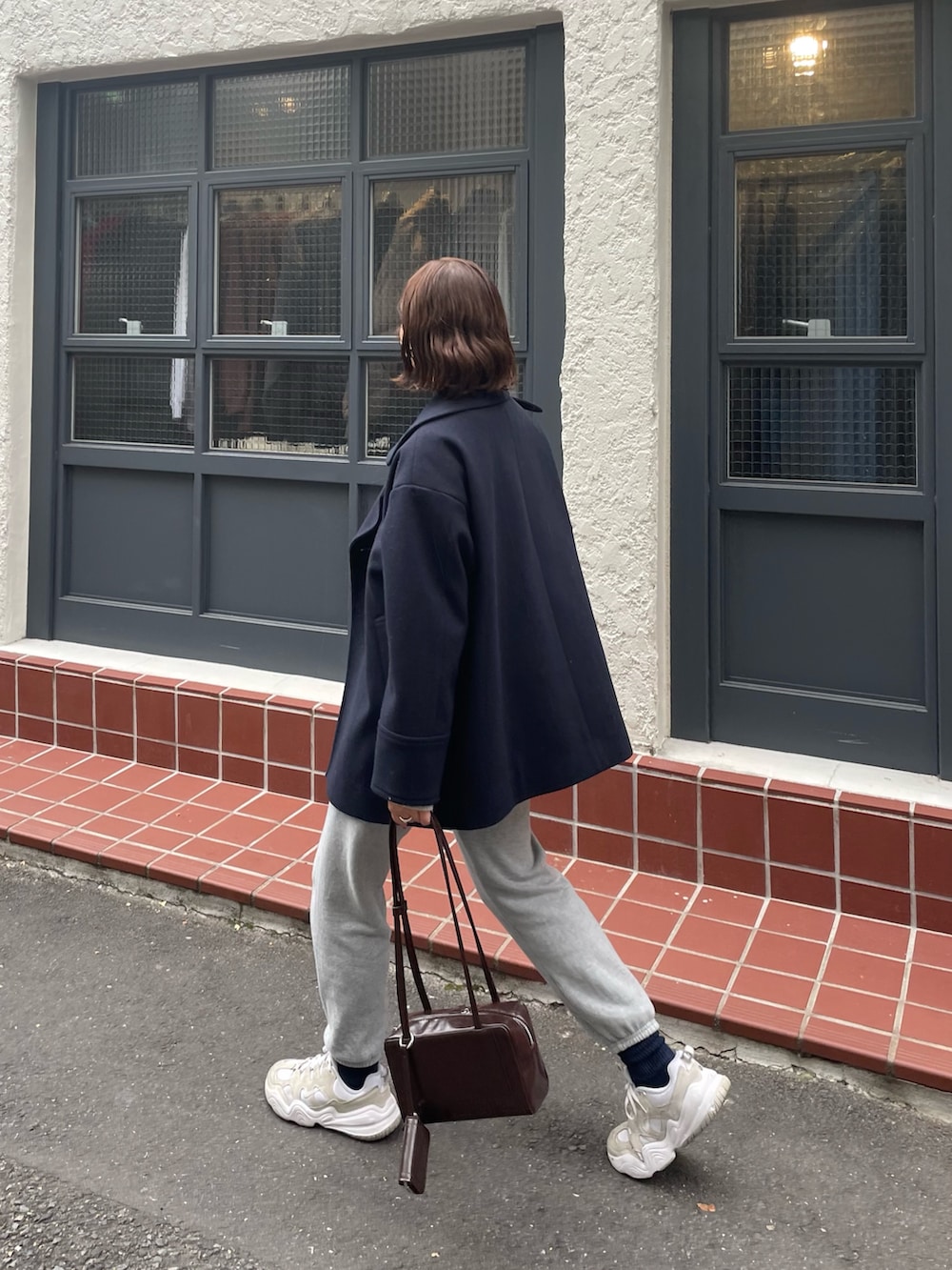 「冬コーデ、クリスマスに着たい服、マイベストコーデ2024、ニット、休日スタイル、冬アウター、アウター、アウターコーデ、Pコート、シンフルコーデ、シンプルスタイル、お出かけコーデ、スウェット、韓国ファッション、スニーカー」｜「fredy emueのウール混ミドル丈Pコート（ピーコート、ブルー系）」を使った、kurikiさん（レディース・160cm）の冬コーディネートの3枚目の写真
