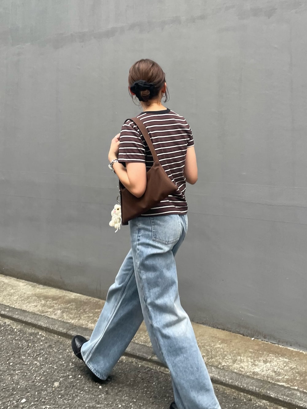 ベージュ系のTシャツ/カットソー、ブラック系のスニーカーを着用したレディースの夏コーディネートの9枚目の写真