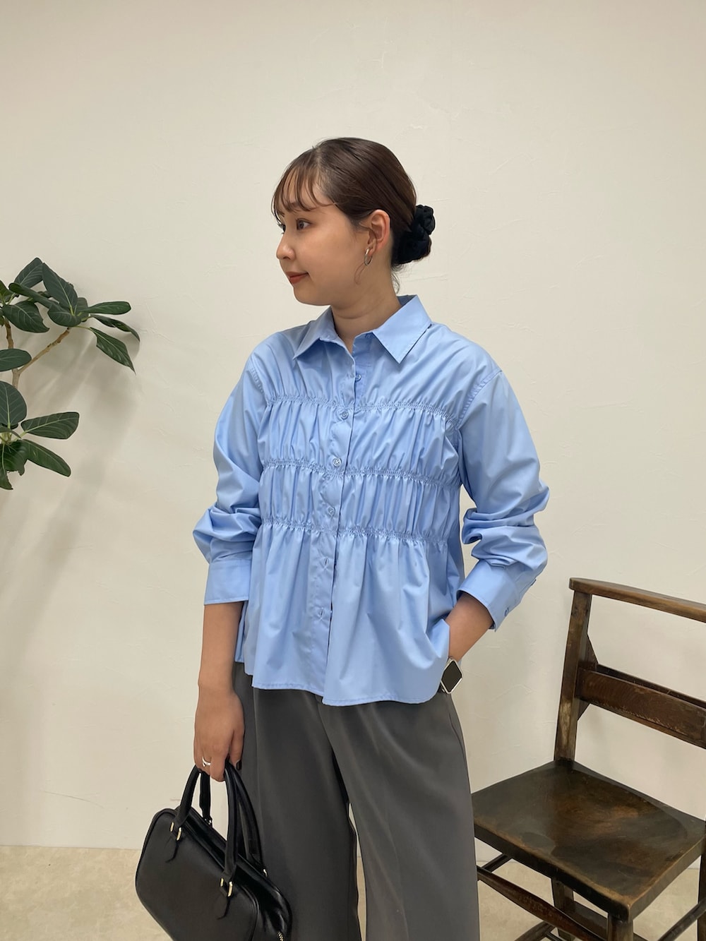 「シャツスタイル、韓国ファッション、きれいめカジュアル、オトナ女子、パンツコーデ、大人コーデ、秋のコーデ、キレイめコーデ、きれいめコーデ、お仕事コーデ、オフィススタイル、秋コーデ、秋服準備はじめました、秋先取りコーデ、オフィスカジュアル」｜「fredy emueの【人気商品の新型】とろみwarmタックスラックス（スラックス、グレー系）」を使った、kurikiさん（レディース・160cm）の夏コーディネートの3枚目の写真