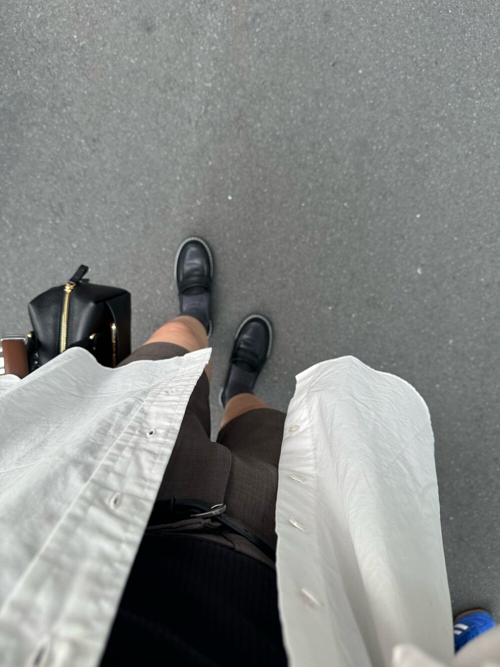 ホワイト系のシャツ/ブラウス、グレー系のその他パンツ、ブラック系のローファーを着用したレディースの春コーディネートの3枚目の写真