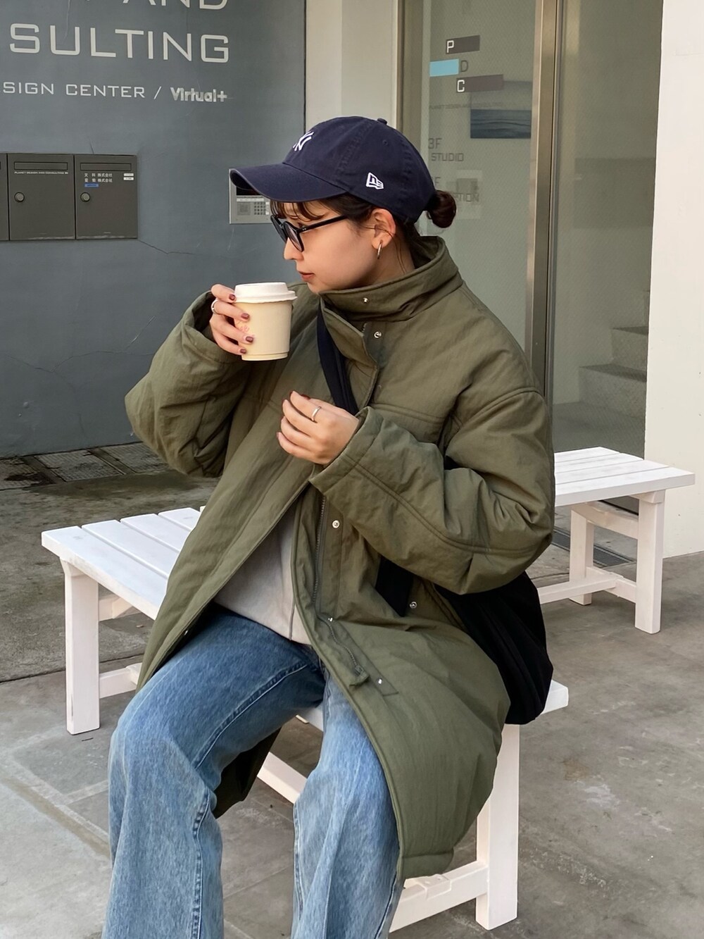 「ストリート、レイヤードスタイル、韓国ファッション、キャップ、冬アウター、休日スタイル、古着MIX、マイベストコーデ2023、お出かけコーデ、コート、デニム、おでかけコーデ、シンプルスタイル、メンズライク、スニーカー」｜「fredy emueのパディングオーバーモッズコート（モッズコート、グリーン系）」を使った、kurikiさん（レディース・160cm）の冬コーディネートの2枚目の写真