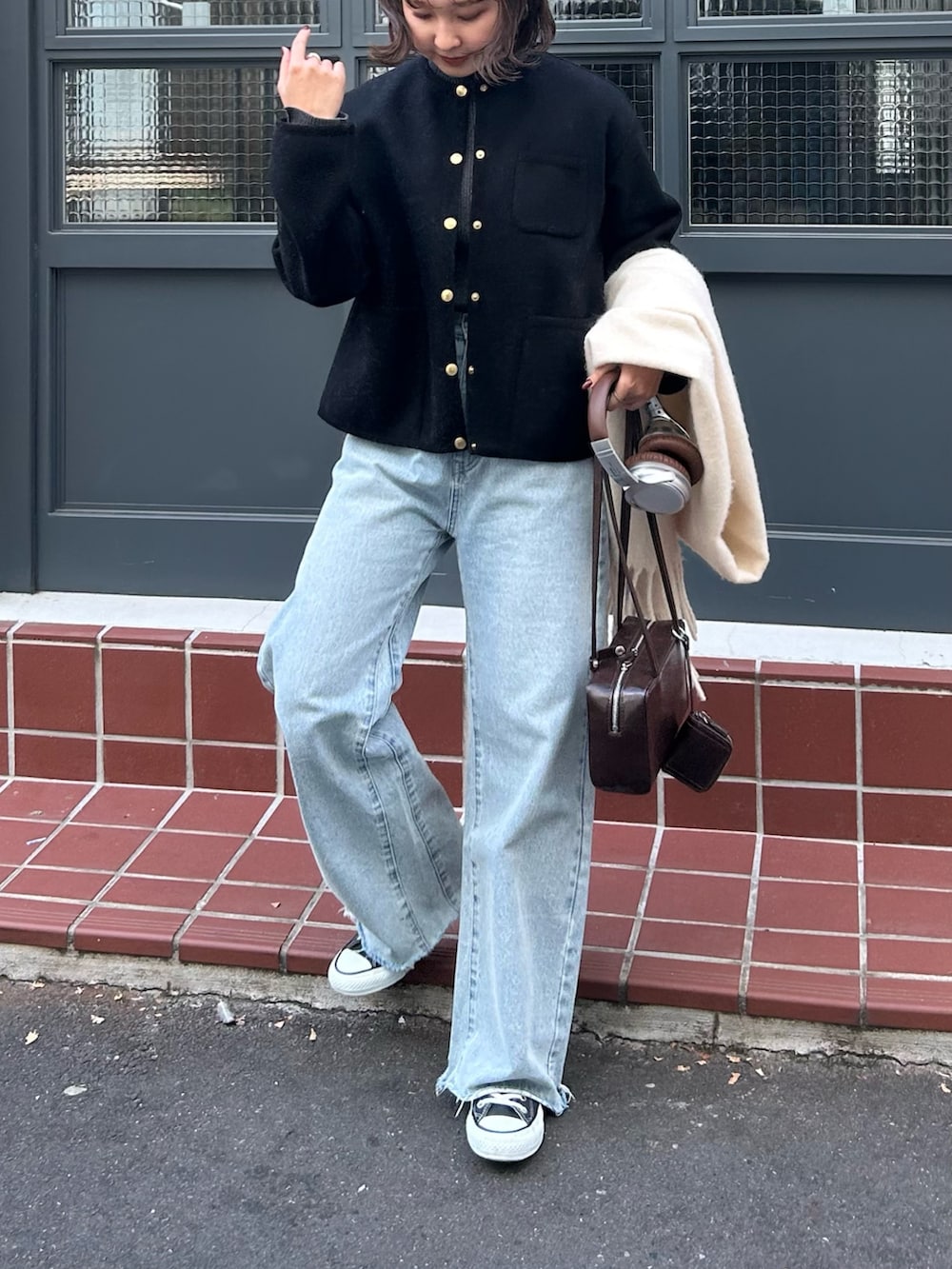 「冬アウター、オトナカジュアル、お出かけコーデ、大人可愛い、お正月・初詣コーデ、シンプルコーデ、冬服コーデ、オトナカワイイ、シンプル、マイベストコーデ2024、デニムコーデ、冬服、スニーカーコーデ、骨格ウェーブ、着回しコーデ」|「fredy emueのカットオフセミフレアデニムパンツ(デニムパンツ、ブルー系)」を使った、kurikiさん(レディース・160cm)の冬コーディネートの2枚目の写真