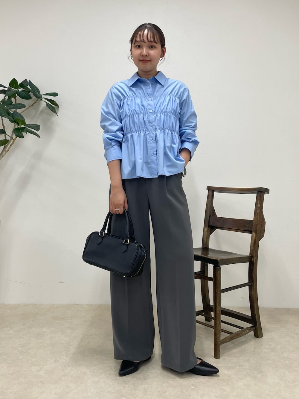 「シャツスタイル、韓国ファッション、きれいめカジュアル、オトナ女子、パンツコーデ、大人コーデ、秋のコーデ、キレイめコーデ、きれいめコーデ、お仕事コーデ、オフィススタイル、秋コーデ、秋服準備はじめました、秋先取りコーデ、オフィスカジュアル」｜「fredy emueの【人気商品の新型】とろみwarmタックスラックス（スラックス、グレー系）」を使った、kurikiさん（レディース・160cm）の夏コーディネートの4枚目の写真