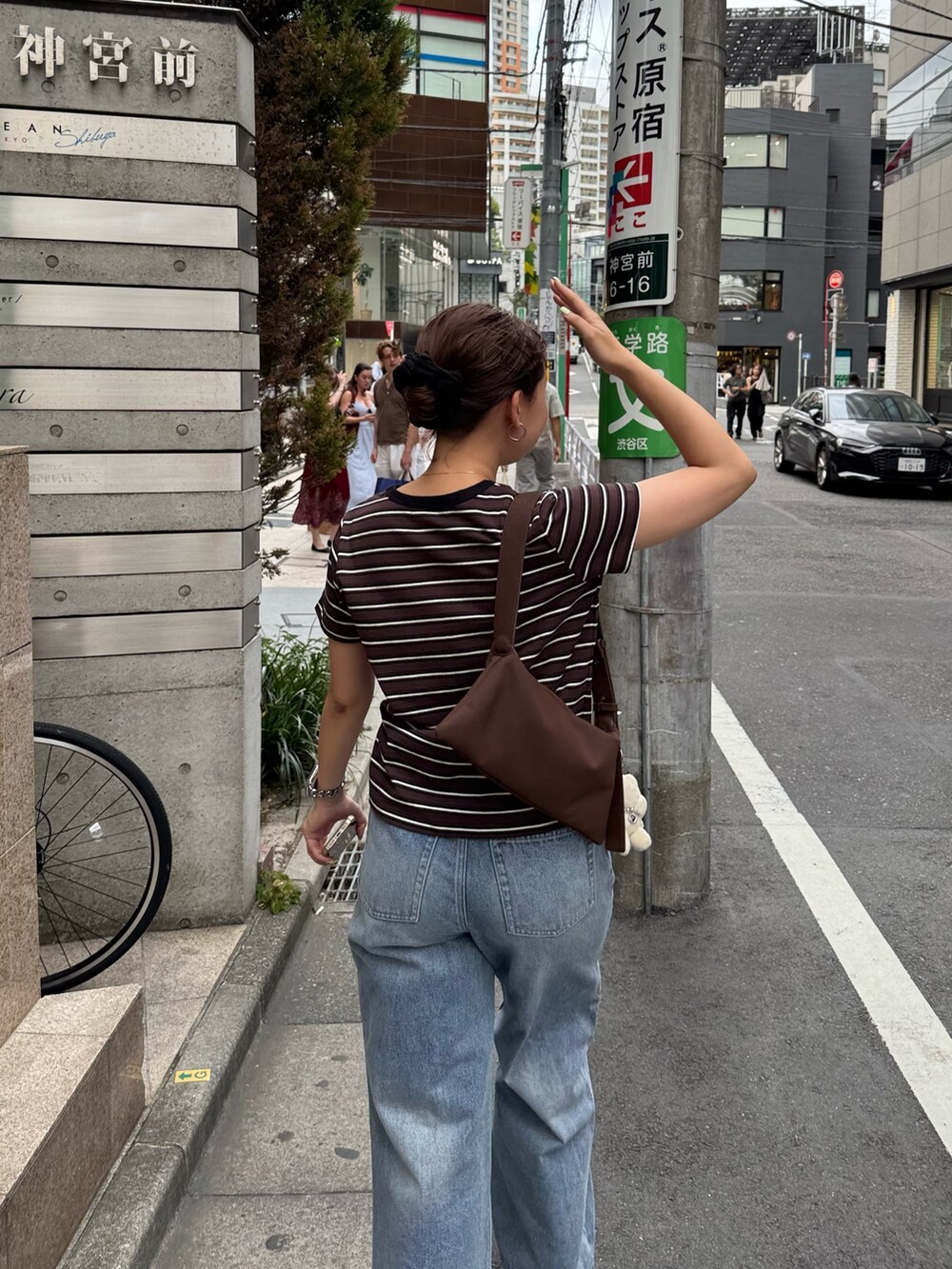 ベージュ系のTシャツ/カットソー、ブラック系のスニーカーを着用したレディースの夏コーディネートの5枚目の写真