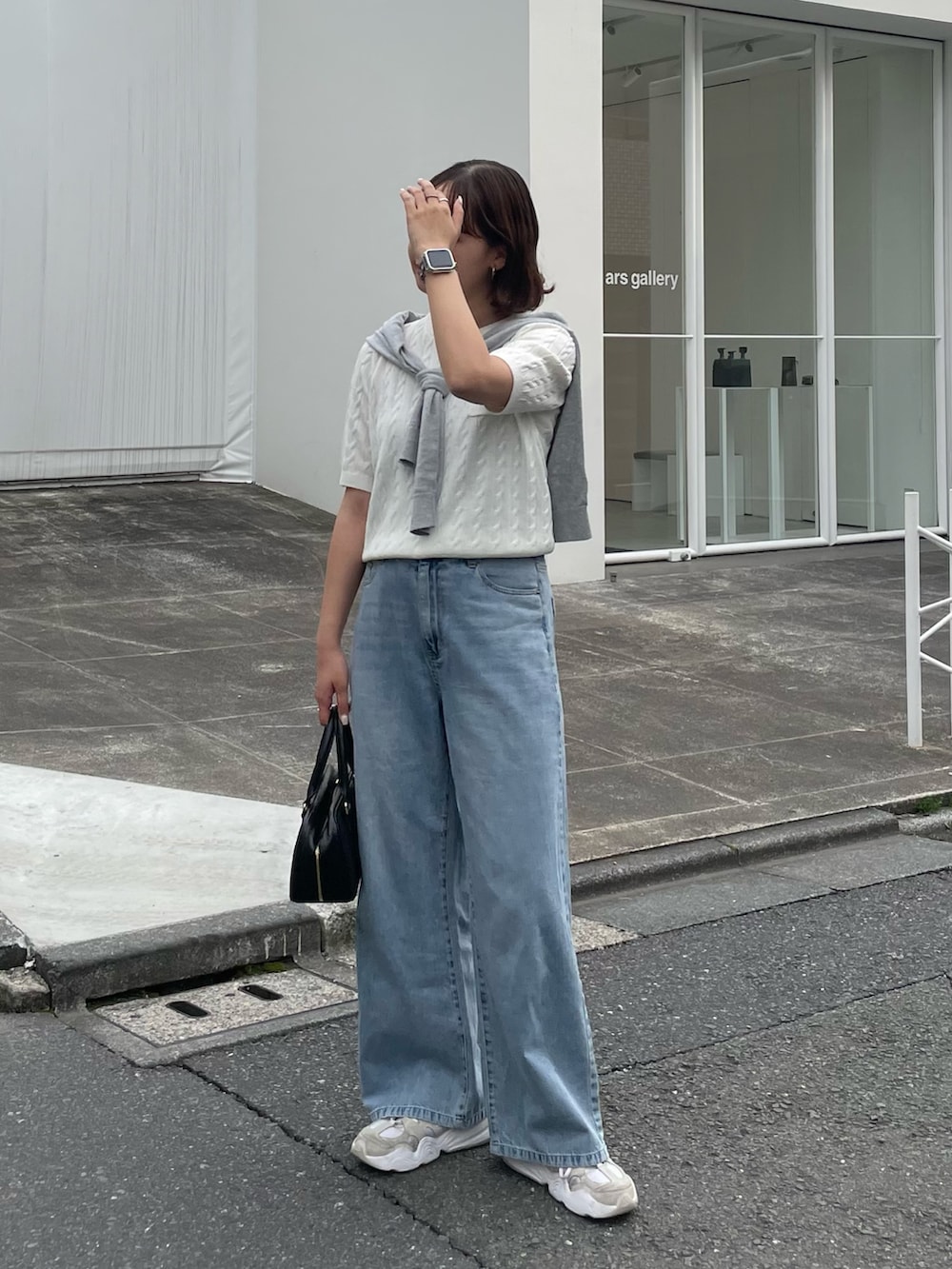 「春めき満開コーデ、春色、韓国ファッション、休日スタイル、デートコーデ、スニーカー、お出かけコーデ、大人カジュアル、大人ファッション、着回しコーデ、パンツスタイル、春カラー、春、ケーブルニット、夏コーデ」｜「fredy emueのFR刺繍ケーブル柄ポケ付きプルオーバー（ニット/セーター、ホワイト系）」を使った、kurikiさん（レディース・160cm）の春コーディネートの4枚目の写真