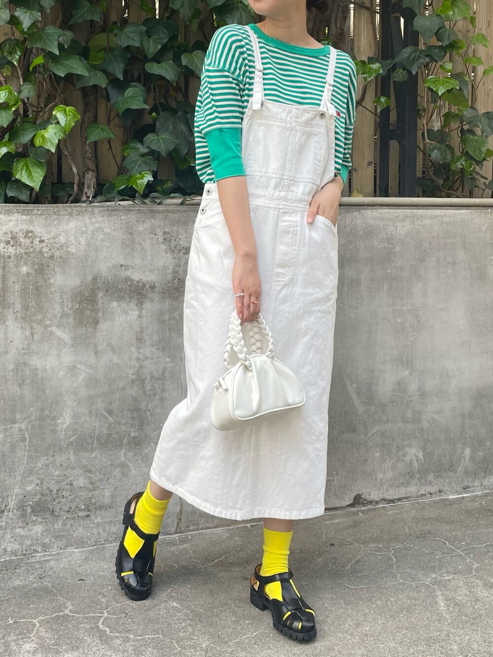 「グリーン、ジャンパースカート、ジャンスカ、大人かわいい、FRUIT OF THE LOOM、ボーダー、ボーダートップス、カラーソックス、グルカサンダル、カジュアル、大人カジュアル、春夏コーデ、ホワイトコーデ、グリーンコーデ、FREDY&GLOSTER」｜「fredy repitのコットンツイルジャンスカ（ワンピース、ホワイト系）」を使った、kurikiさん（レディース・160cm）の春コーディネートの2枚目の写真