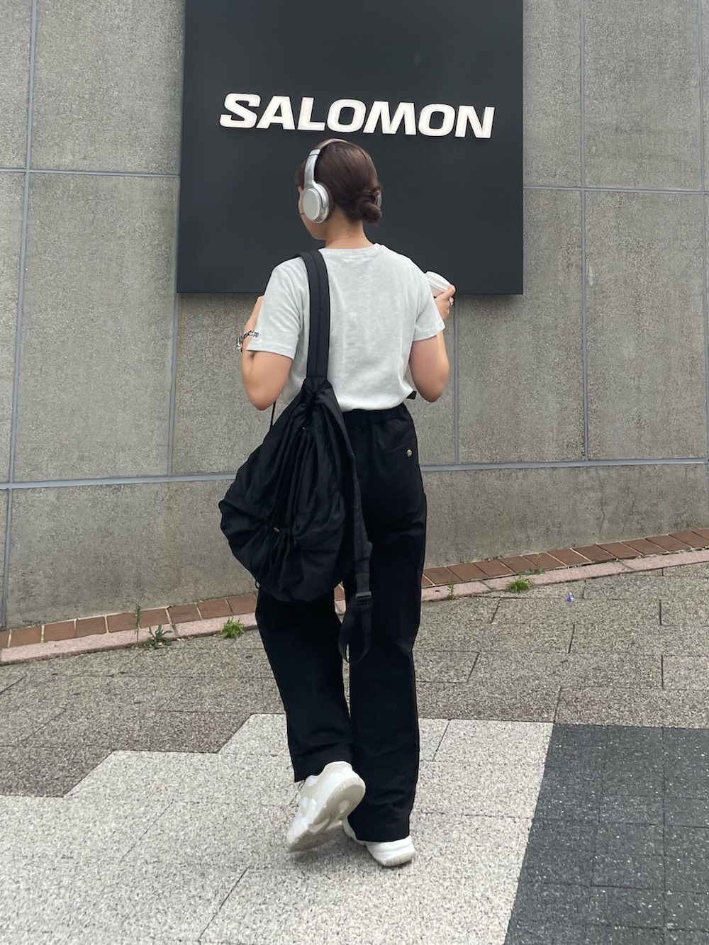 「お出かけコーデ、アツいコーデ全部見せ、秋服準備はじめました、スニーカー、チノパン、Tシャツ、モノトーン、シンプルコーデ、シンプル、秋服、スポーツミックス、カジュアルコーデ、リュック」｜「fredy emueのデニム / チノタックパンツ（チノパンツ、ブラック系）」を使った、kurikiさん（レディース・160cm）の夏コーディネートの4枚目の写真