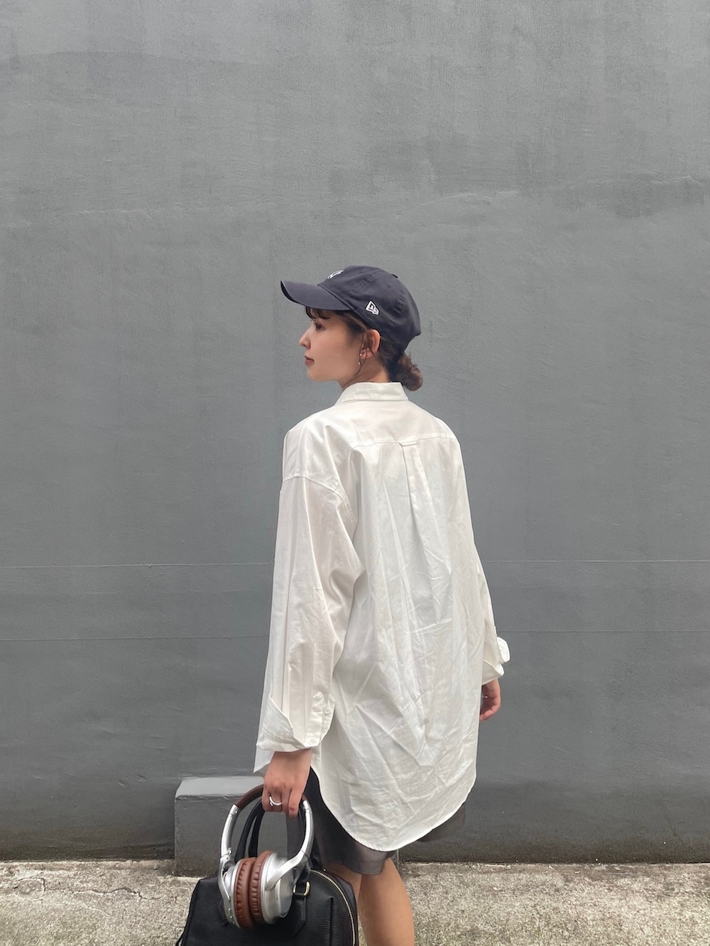 ホワイト系のシャツ/ブラウス、グレー系のその他パンツ、ブラック系のローファーを着用したレディースの春コーディネートの4枚目の写真
