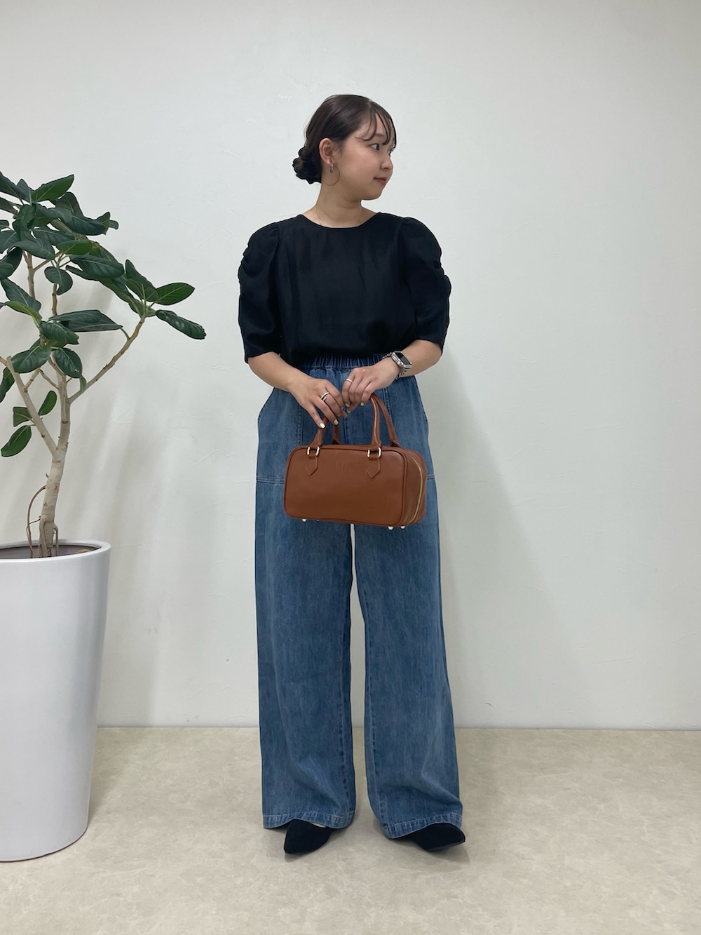 「デニム、休日スタイル、シンプルコーデ、きれいめカジュアル、夏コーデ、シアートップス、ブラックコーデ、夏、シンプルスタイル、キレイめ、オトナカワイイ、デニムコーデ、着回しコーデ、大人可愛い」｜「fredy emueの2WAYシアー袖ボリュームブラウス（シャツ/ブラウス、ブラック系）」を使った、kurikiさん（レディース・160cm）の夏コーディネートの5枚目の写真