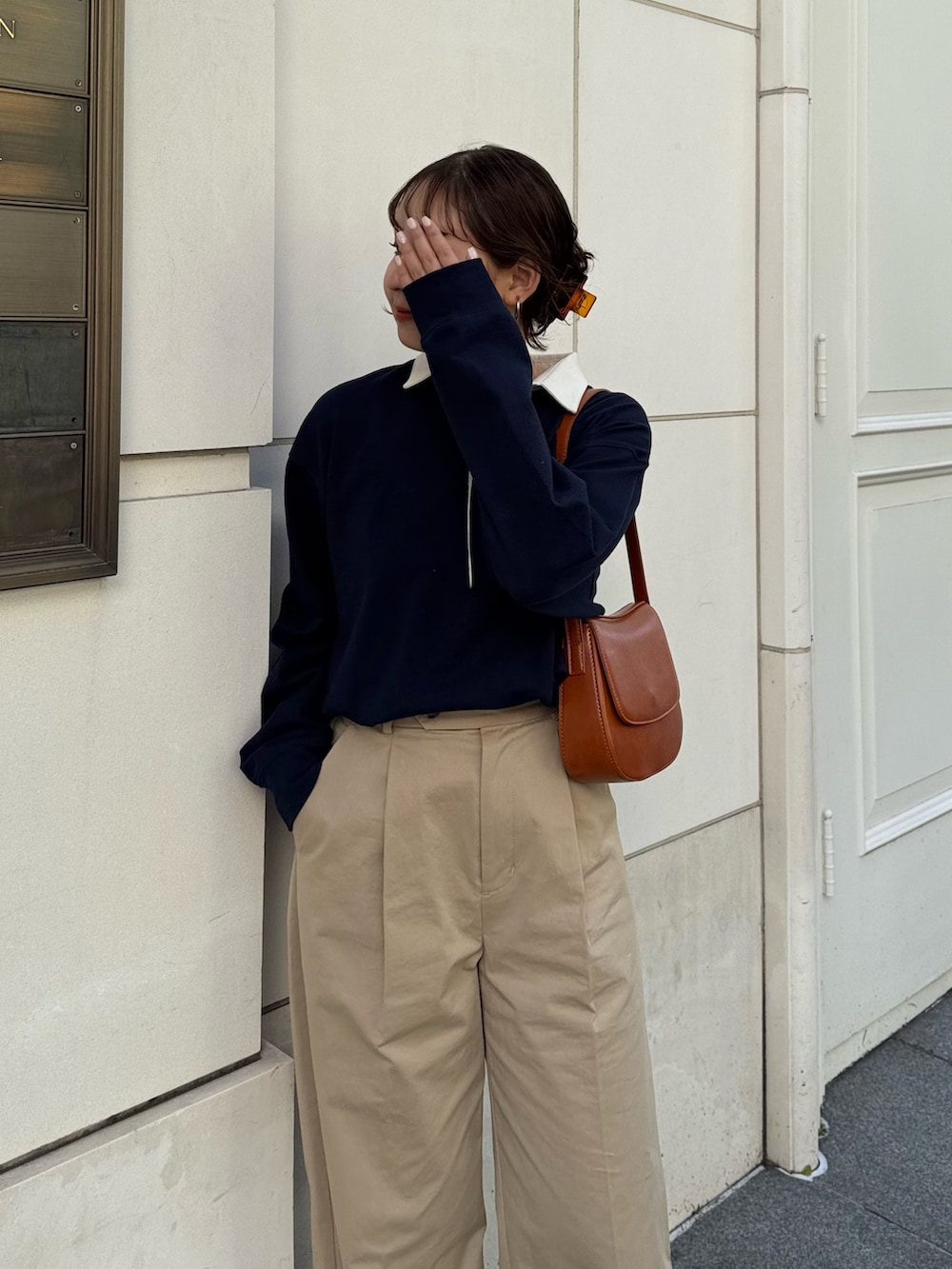 「fredy emueのチノタックパンツ（チノパンツ、ベージュ系）」を使った、kurikiさん（レディース・160cm）の春コーディネートの4枚目の写真