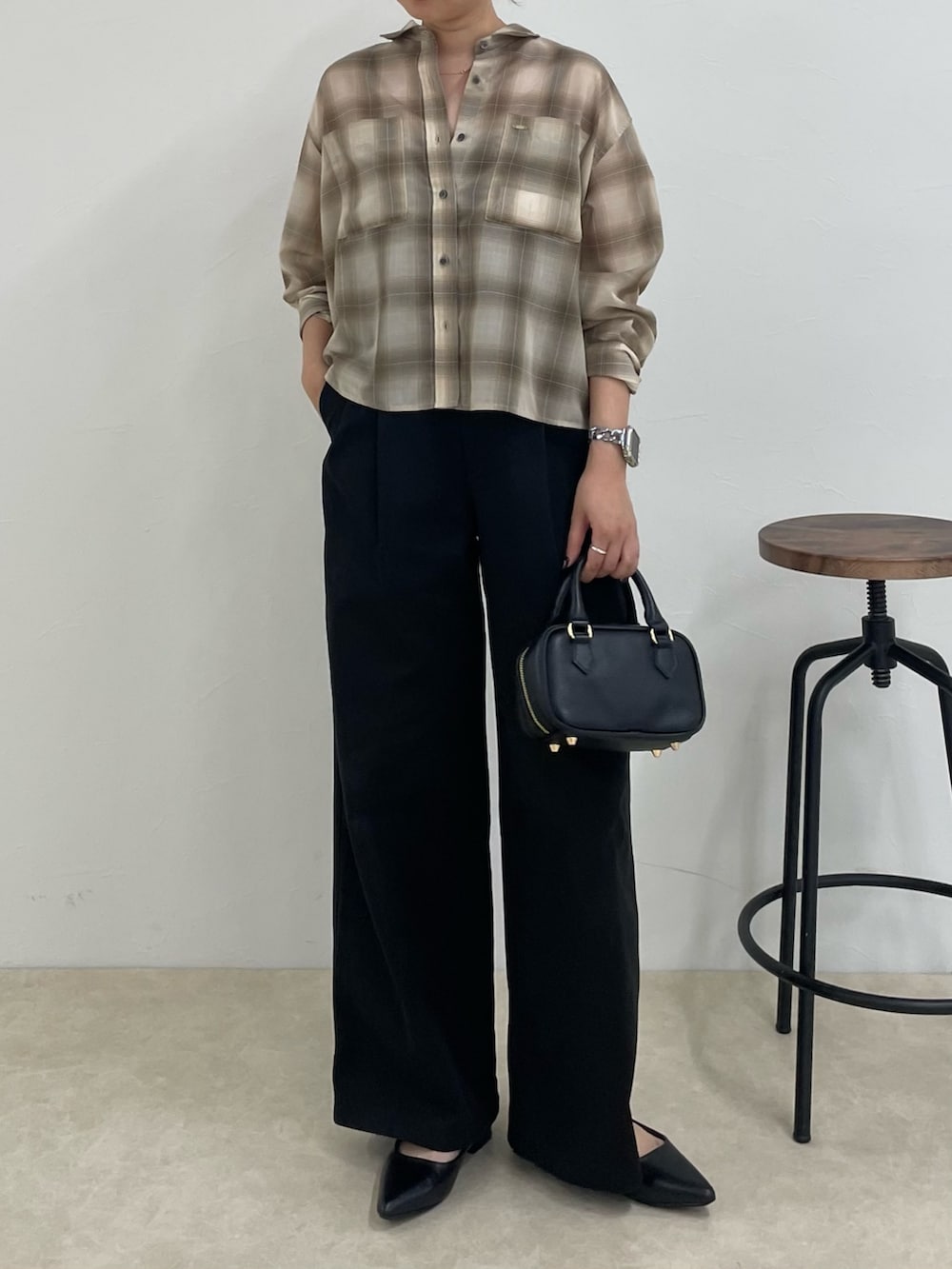 「シアー、シアートップス、シアーシャツ、チェック、チェックシャツ、チェック柄、秋コーデ、秋服準備はじめました、秋先取りコーデ、チノ、チノパン、チノパンツ、大人カジュアル、大人コーデ、シンプルコーデ」｜「fredy emueのオンブレーチェック柄クロップドシャツ（シャツ/ブラウス、ベージュ系）」を使った、kurikiさん（レディース・160cm）の夏コーディネートの5枚目の写真