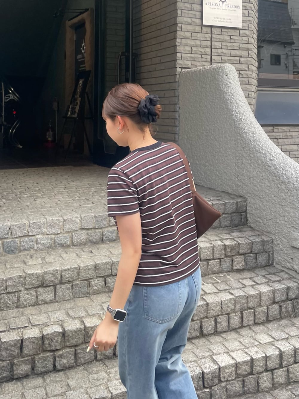 ベージュ系のTシャツ/カットソー、ブラック系のスニーカーを着用したレディースの夏コーディネートの8枚目の写真