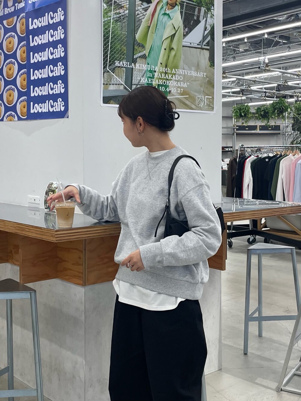 「fredy emueのデニム / チノタックパンツ（チノパンツ、ブラック系）」を使った、kurikiさん（レディース・160cm）の秋コーディネートの4枚目の写真
