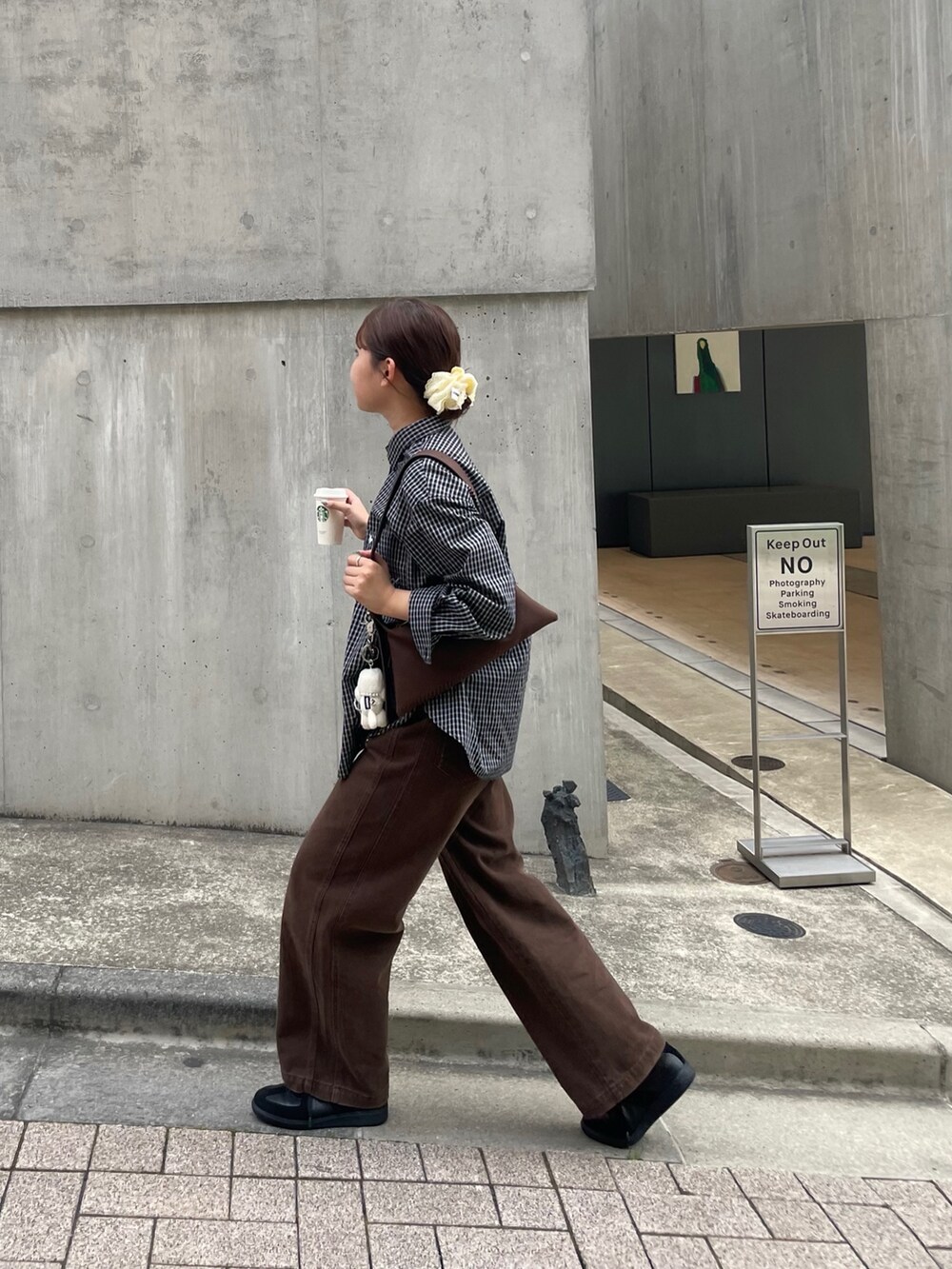 ブラック系のシャツ/ブラウス、ブラウン系のショルダーバッグを着用したレディースの秋コーディネートの6枚目の写真