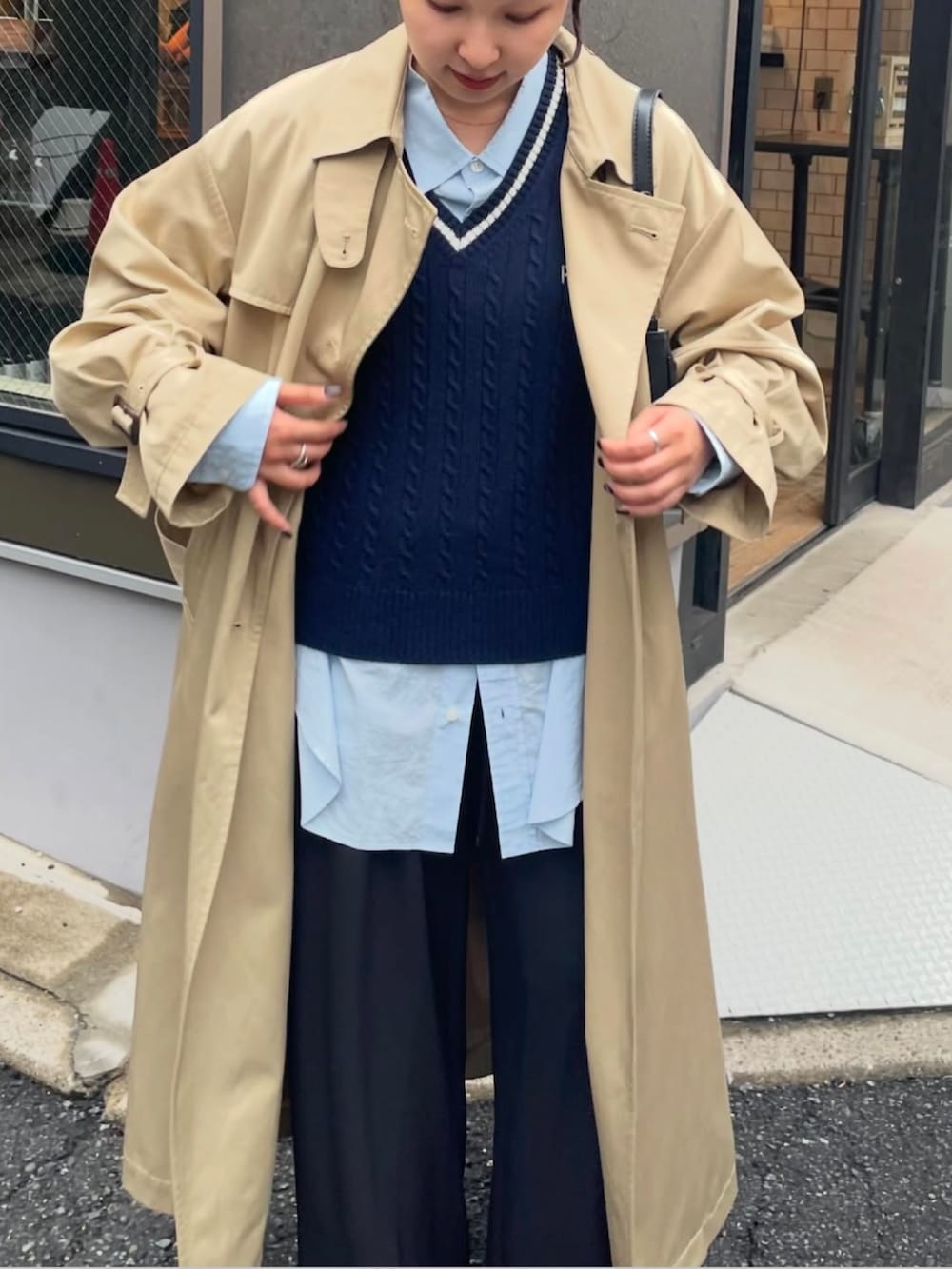 「トレンチコート、秋、秋コーデ、秋冬コーデ、秋服準備はじめました、秋服、秋先取りコーデ、コート、コートスタイル、韓国、韓国ファッション、韓国コーデ、シンプルコーデ、シンプルスタイル、シンプル」｜「fredy emueの【発売のたびに即完売する大人気アイテム】袖ボリュームトレンチコート（トレンチコート、ベージュ系）」を使った、kurikiさん（レディース・160cm）の夏コーディネートの6枚目の写真