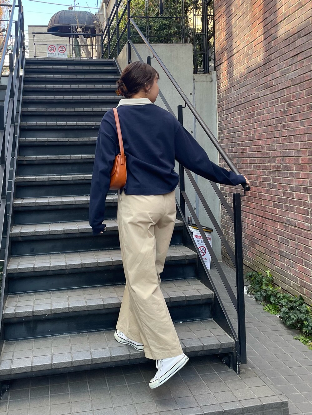 「fredy emueのチノタックパンツ（チノパンツ、ベージュ系）」を使った、kurikiさん（レディース・160cm）の春コーディネートの9枚目の写真