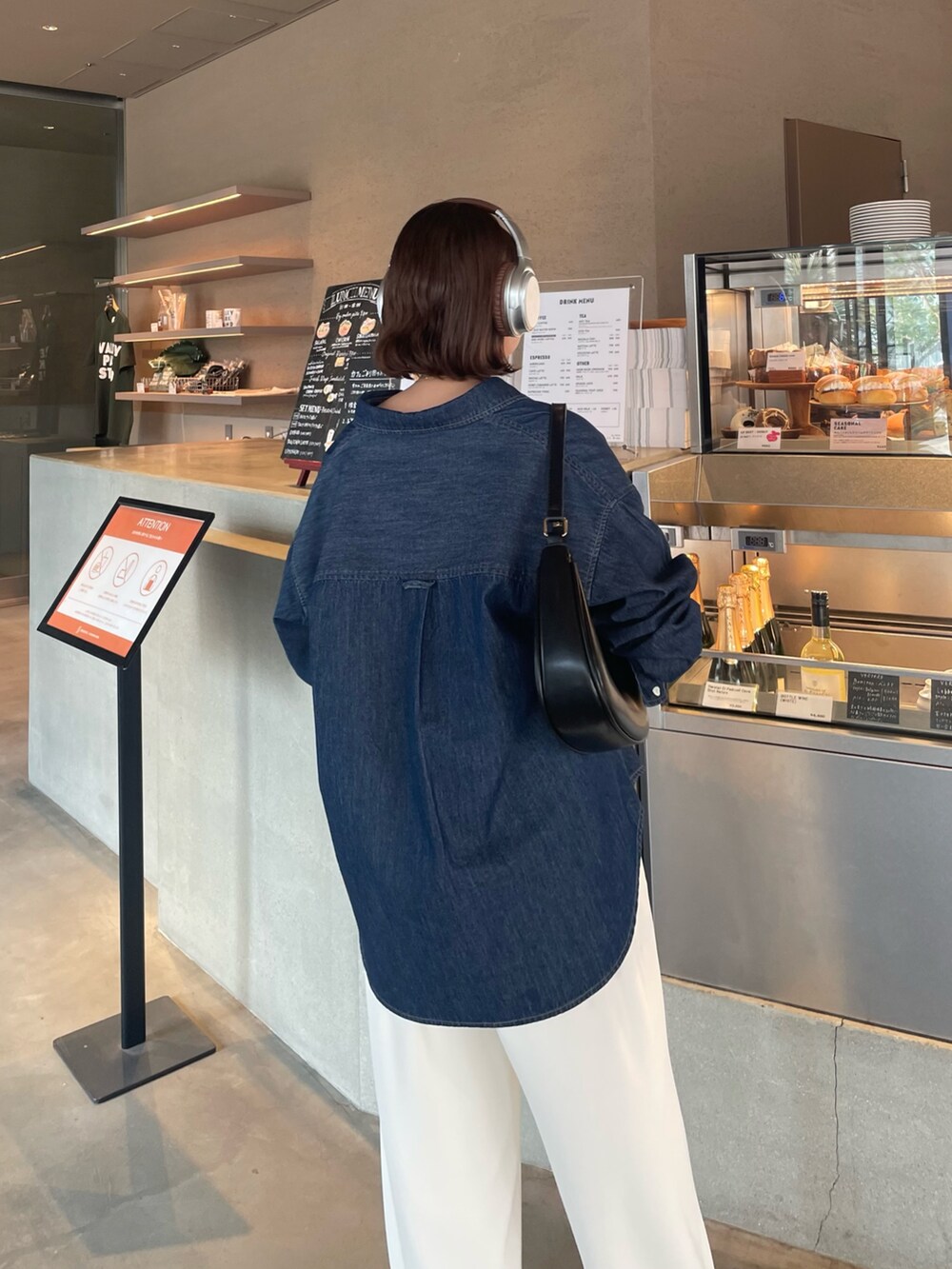 ブルー系のシャツ/ブラウス、ホワイト系のその他パンツを着用したレディースの春コーディネートの3枚目の写真