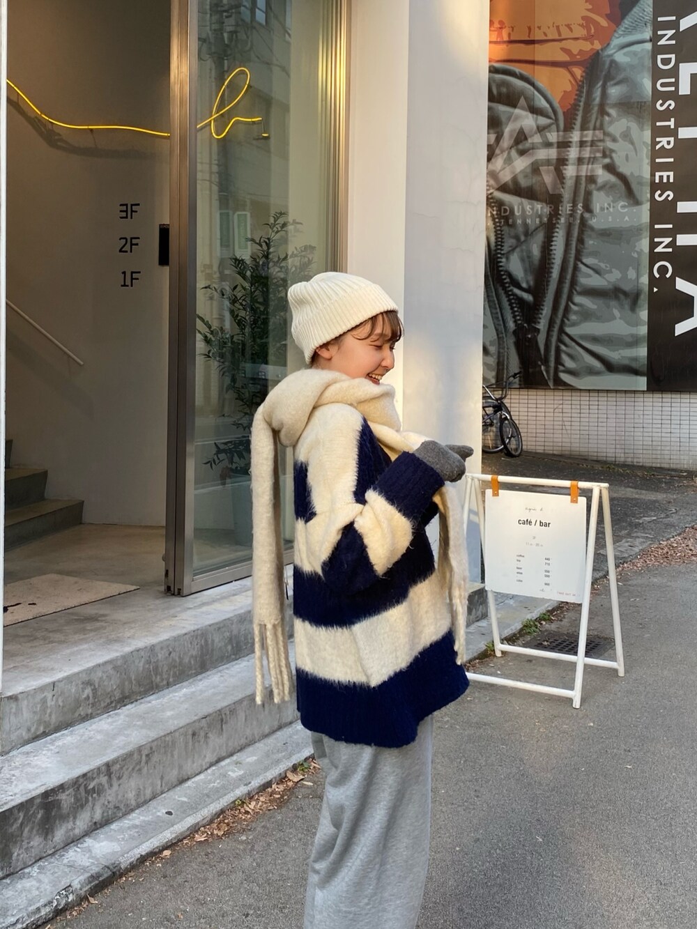 グレー系のスウェットパンツ、ホワイト系のマフラーを着用したレディースの冬コーディネートの3枚目の写真