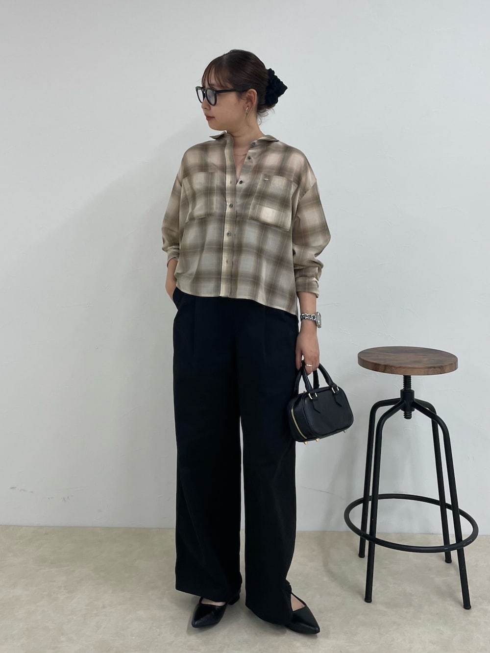 「シアー、シアートップス、シアーシャツ、チェック、チェックシャツ、チェック柄、秋コーデ、秋服準備はじめました、秋先取りコーデ、チノ、チノパン、チノパンツ、大人カジュアル、大人コーデ、シンプルコーデ」｜「fredy emueのオンブレーチェック柄クロップドシャツ（シャツ/ブラウス、ベージュ系）」を使った、kurikiさん（レディース・160cm）の夏コーディネートの4枚目の写真