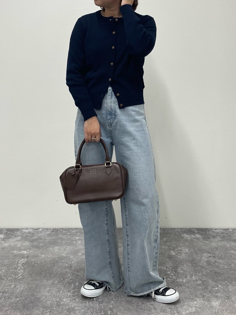 「シンプルスタイル、オトナ女子、大人ファッション、カジュアルスタイル、春、今日のコーデ、シンプル、はるコーデ、初春コーデ、韓国コーデ、カーディガン、デニム、デニムコーデ、スニーカー、スニーカーコーデ」｜「fredy emueのカットオフセミフレアデニムパンツ（デニムパンツ、ブルー系）」を使った、kurikiさん（レディース・160cm）の冬コーディネートの2枚目の写真