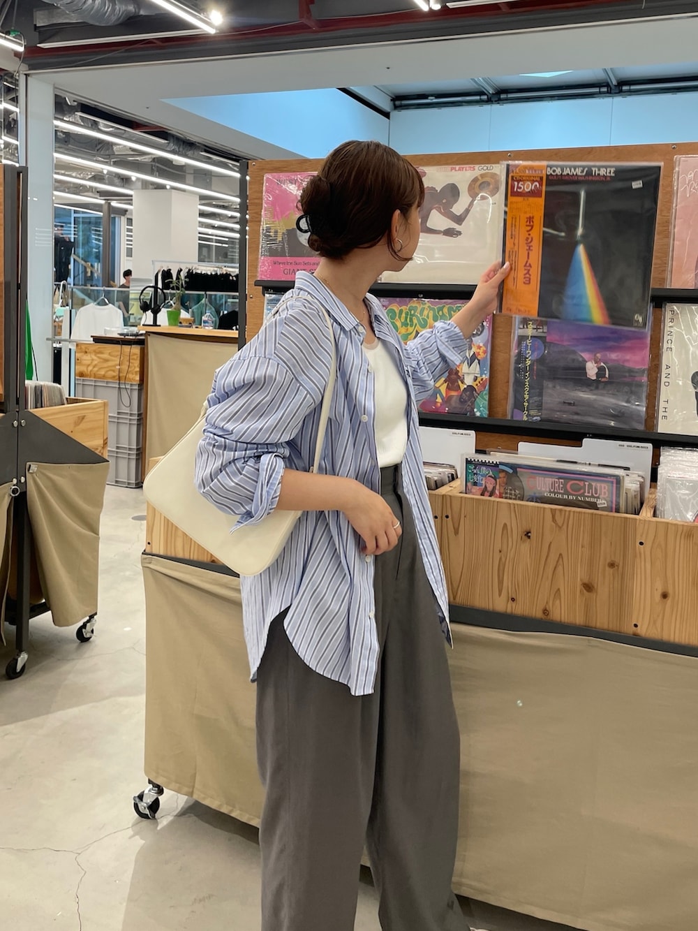 「スニーカー、さらっと晴れやかスナップ、夏コーデ、韓国ファッション、お出かけコーデ、シャツスタイル、シャツ、ストライプシャツ、スラックス、スラックスパンツ、シンプル、カジュアル、カジュアルコーデ、着回しコーデ、パンツスタイル」｜「fredy emueのFR刺繍シャツ（シャツ/ブラウス、ブルー系）」を使った、kurikiさん（レディース・160cm）の夏コーディネートの4枚目の写真