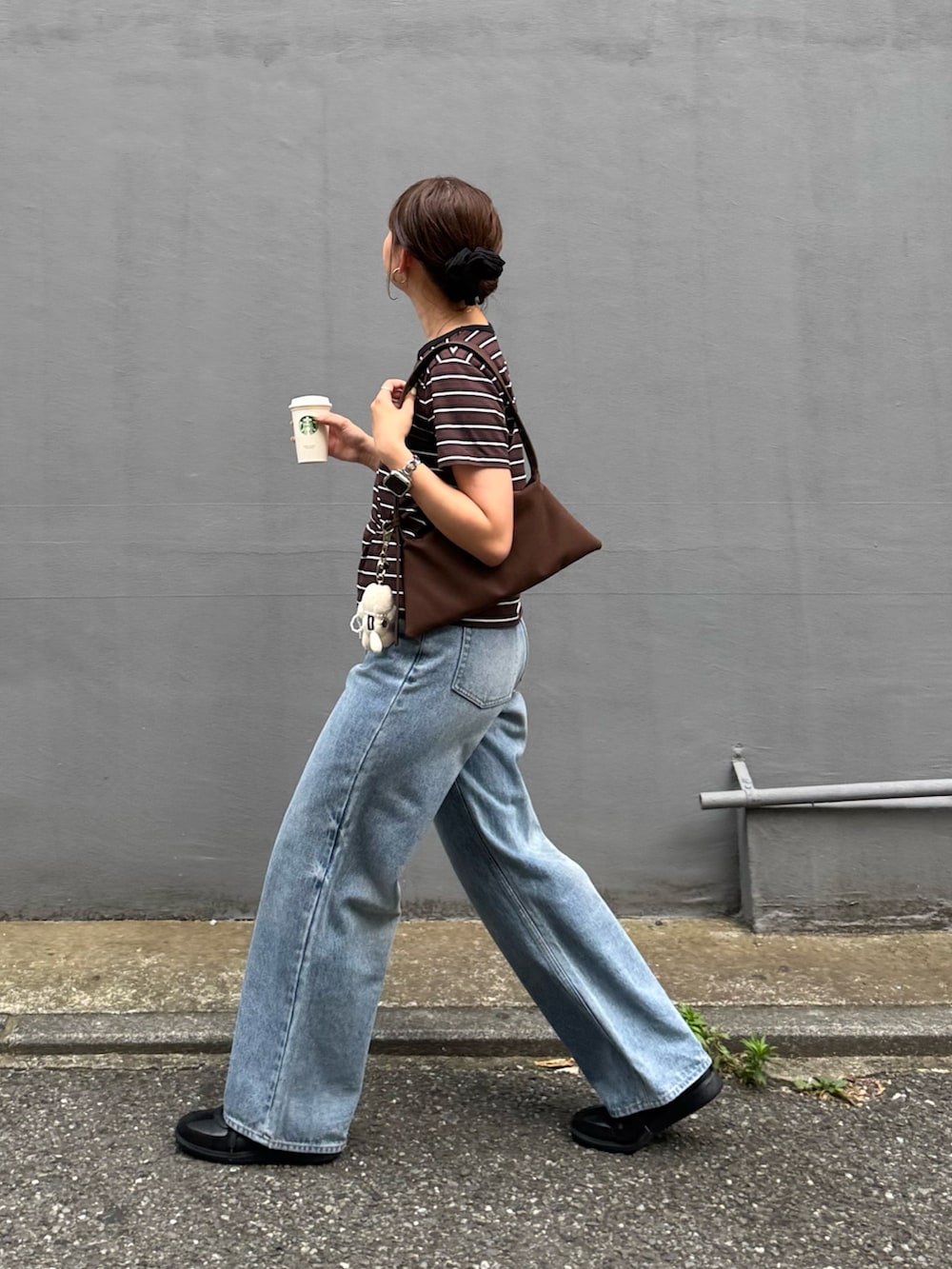 ベージュ系のTシャツ/カットソー、ブラック系のスニーカーを着用したレディースの夏コーディネートの2枚目の写真