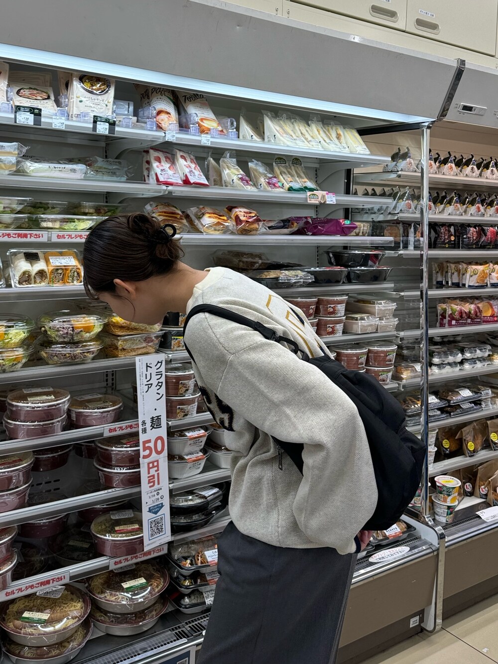 グレー系のその他パンツ、ホワイト系のニット/セーター、ブラック系のショルダーバッグを着用したレディースの冬コーディネートの7枚目の写真