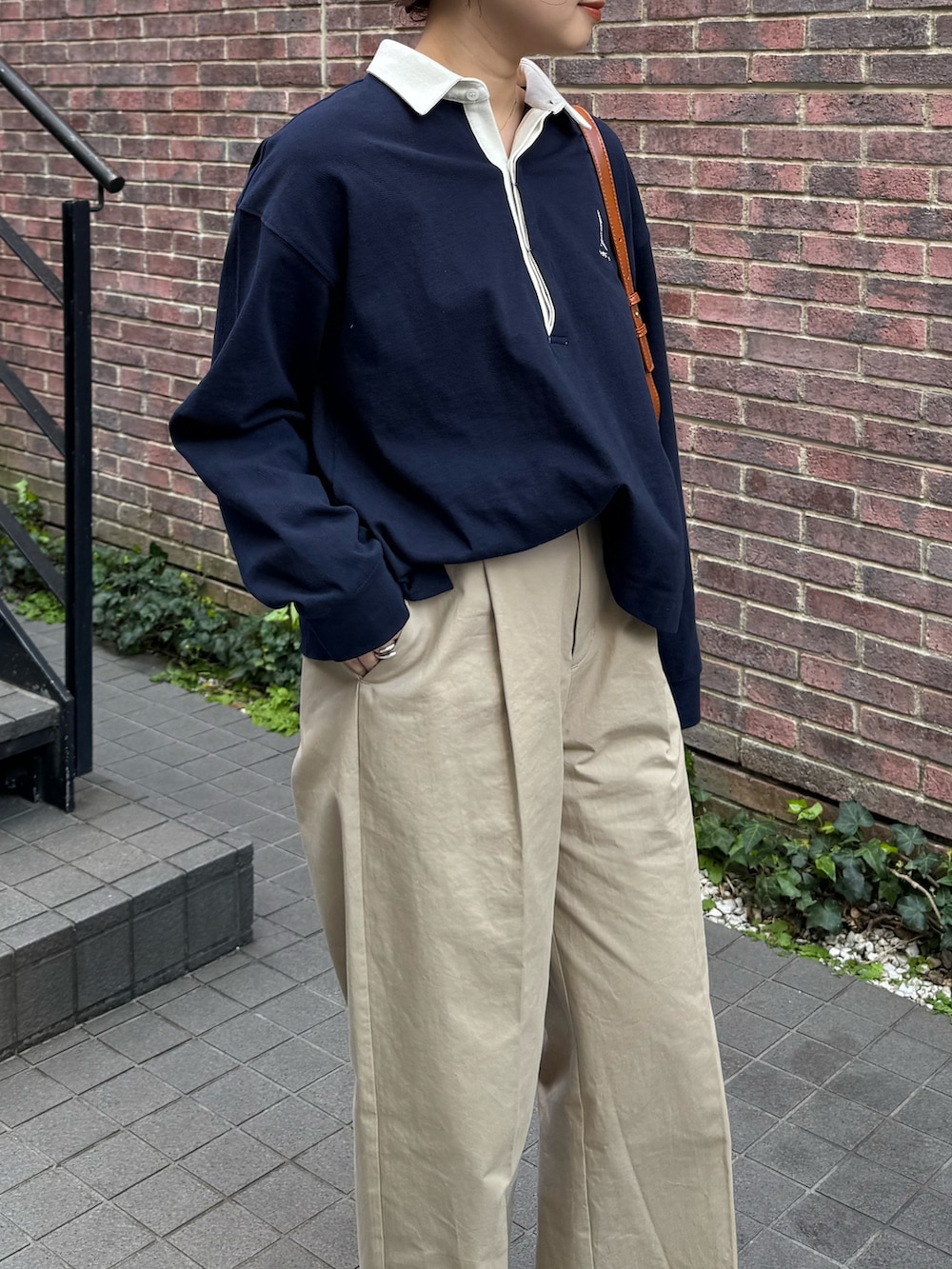 「fredy emueのチノタックパンツ（チノパンツ、ベージュ系）」を使った、kurikiさん（レディース・160cm）の春コーディネートの7枚目の写真