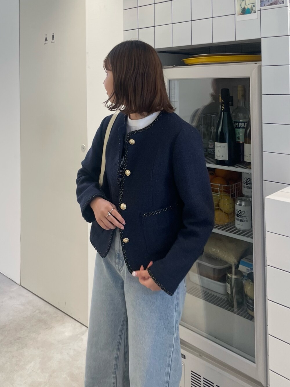 「オトナ女子、シンプルスタイル、大人ファッション、春、今日のコーデ、カジュアルスタイル、シンプル、はるコーデ、韓国コーデ、ツイードジャケット、デニム、デニムコーデ、カジュアルコーデ、きまわしコーデ、着回しコーデ」｜「fredy emueのカットオフセミフレアデニムパンツ（デニムパンツ、ブルー系）」を使った、kurikiさん（レディース・160cm）の冬コーディネートの2枚目の写真