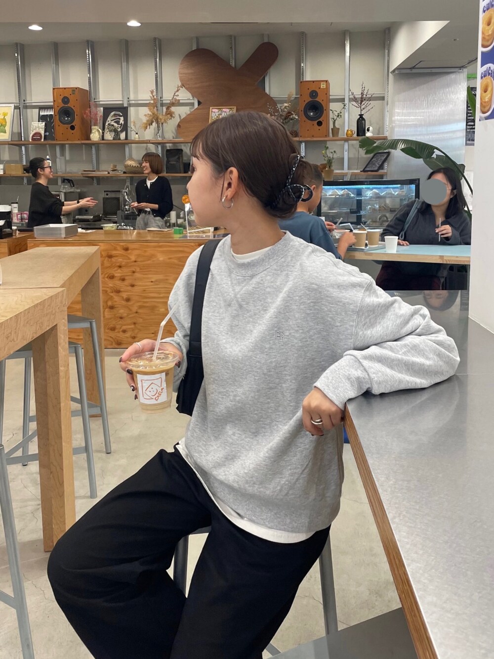 「fredy emueのデニム / チノタックパンツ（チノパンツ、ブラック系）」を使った、kurikiさん（レディース・160cm）の秋コーディネートの5枚目の写真