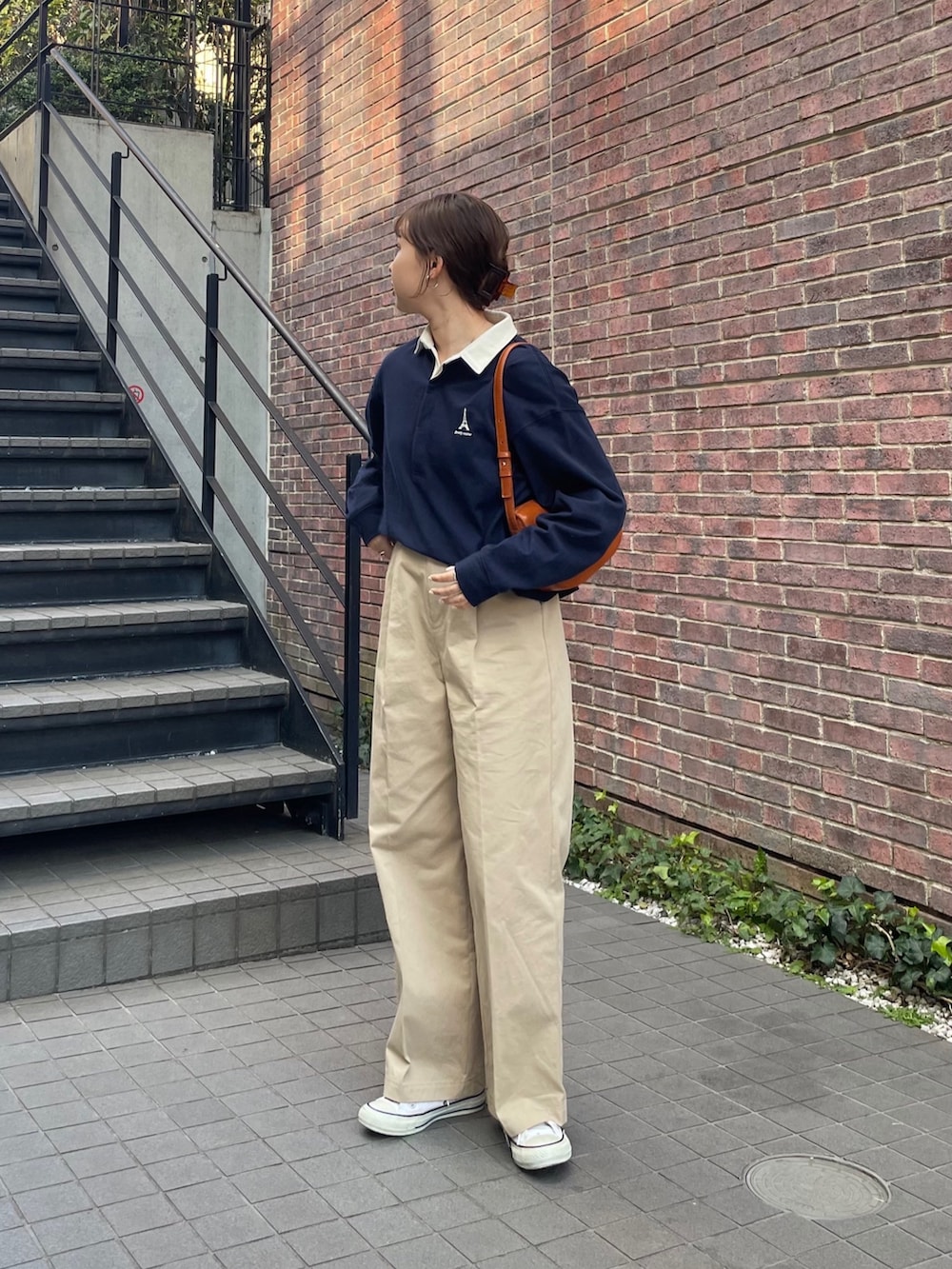 「fredy emueのチノタックパンツ（チノパンツ、ベージュ系）」を使った、kurikiさん（レディース・160cm）の春コーディネートの6枚目の写真