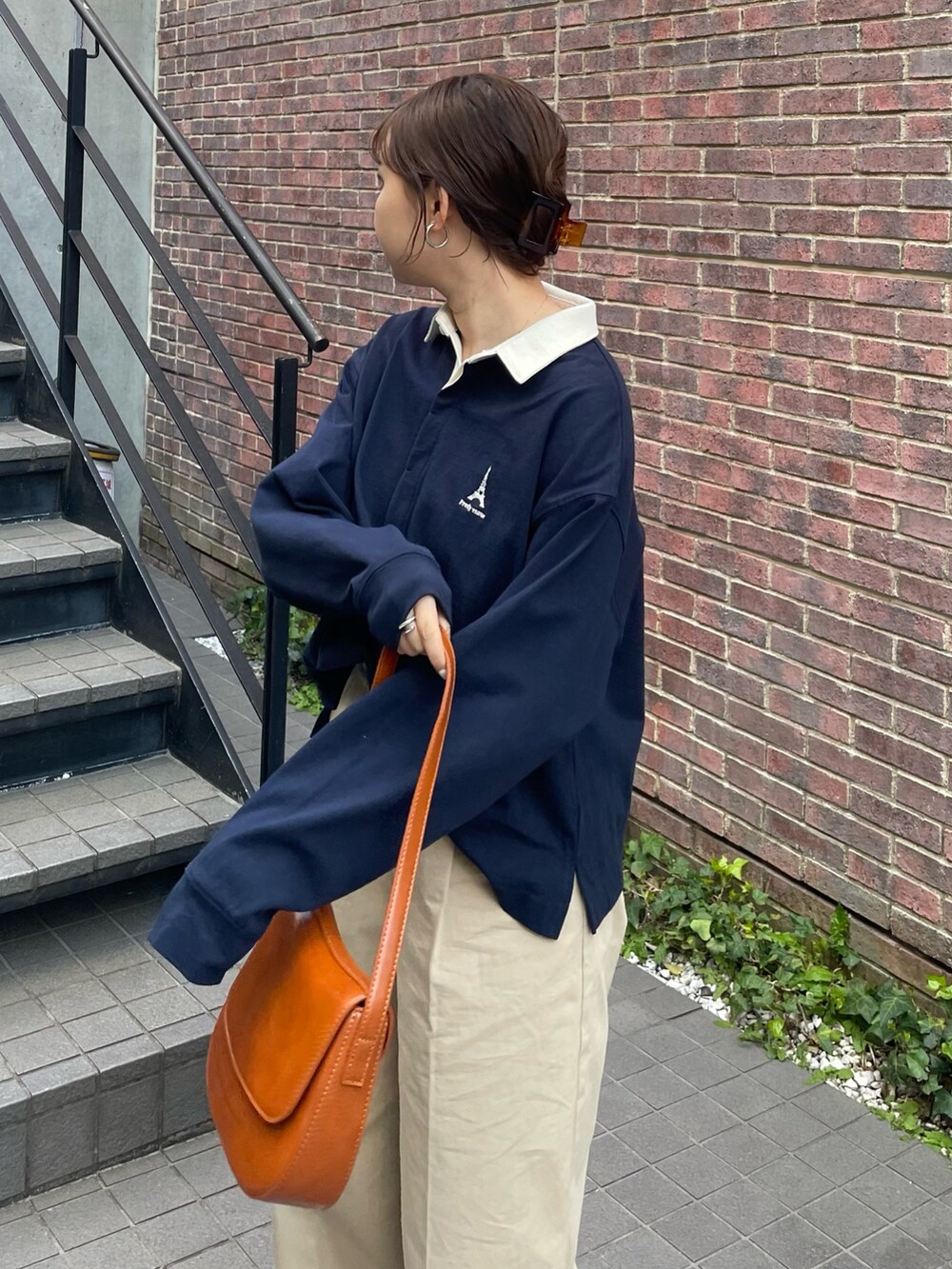 「fredy emueのチノタックパンツ（チノパンツ、ベージュ系）」を使った、kurikiさん（レディース・160cm）の春コーディネートの2枚目の写真