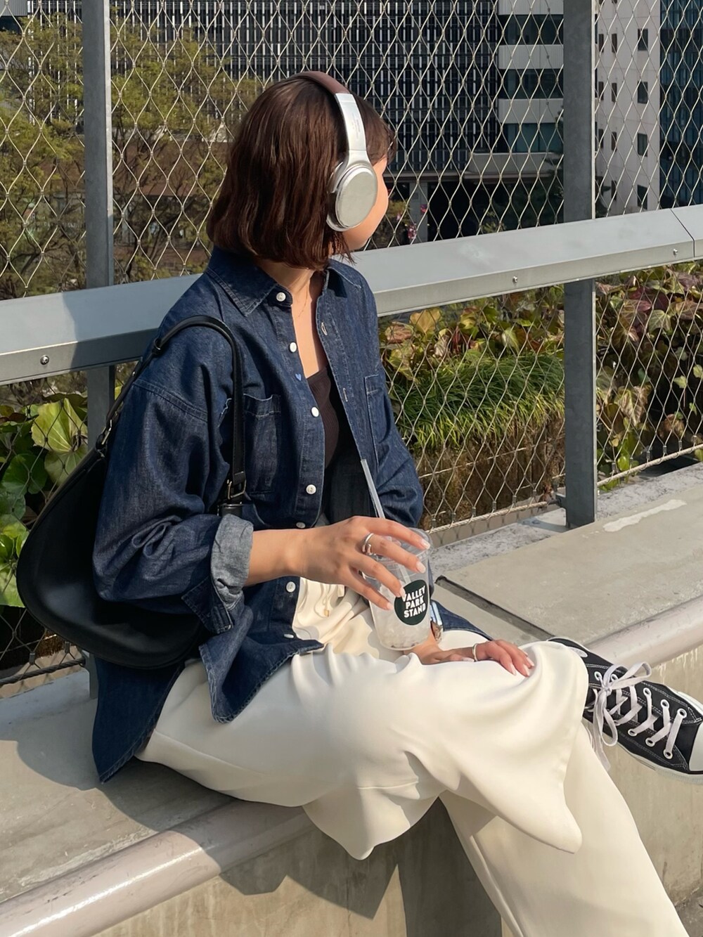 ブルー系のシャツ/ブラウス、ホワイト系のその他パンツを着用したレディースの春コーディネートの2枚目の写真