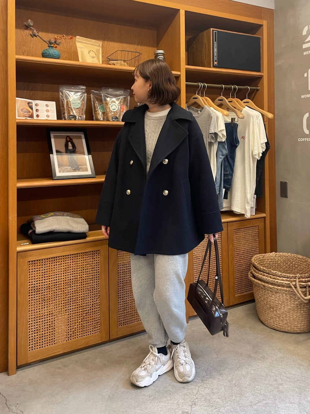 「冬コーデ、クリスマスに着たい服、マイベストコーデ2024、ニット、休日スタイル、冬アウター、アウター、アウターコーデ、Pコート、シンフルコーデ、シンプルスタイル、お出かけコーデ、スウェット、韓国ファッション、スニーカー」｜「fredy emueのウール混ミドル丈Pコート（ピーコート、ブルー系）」を使った、kurikiさん（レディース・160cm）の冬コーディネートの5枚目の写真