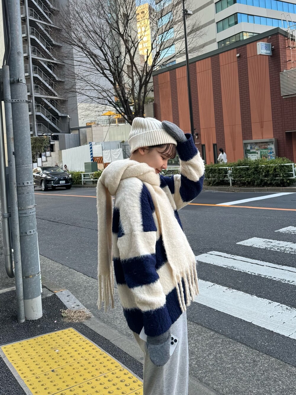 グレー系のスウェットパンツ、ホワイト系のマフラーを着用したレディースの冬コーディネートの8枚目の写真