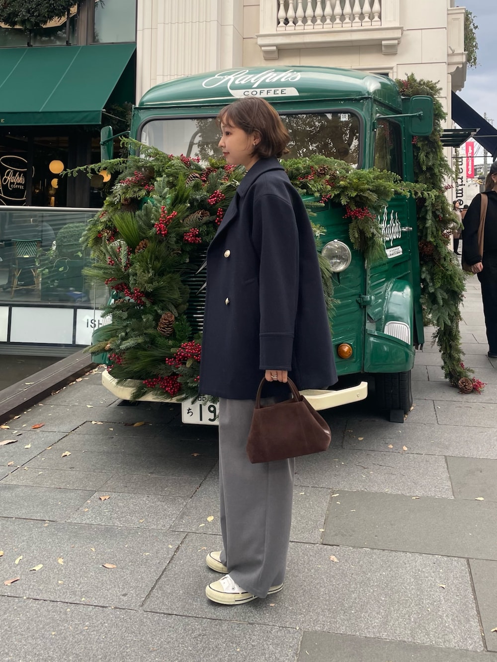 ブルー系のピーコート、グレー系のその他パンツ、ホワイト系のニット/セーターを着用したレディースの秋コーディネートの7枚目の写真